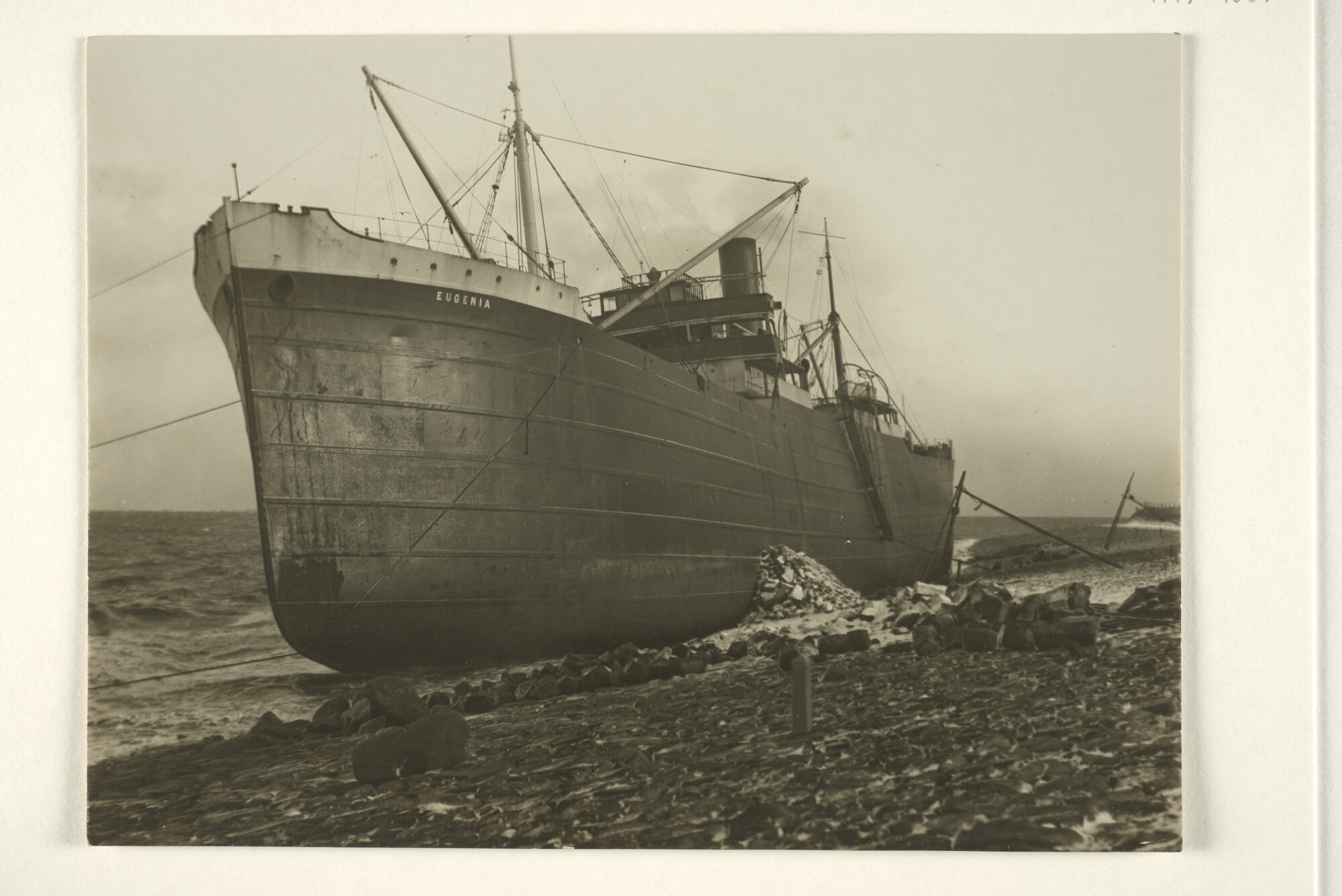 1997.4081; Het Griekse vrachtschip ss. Eugenia (ex- Siam) van Virginia J. Diakakis gestrand op de kust bij Petten [...]; foto