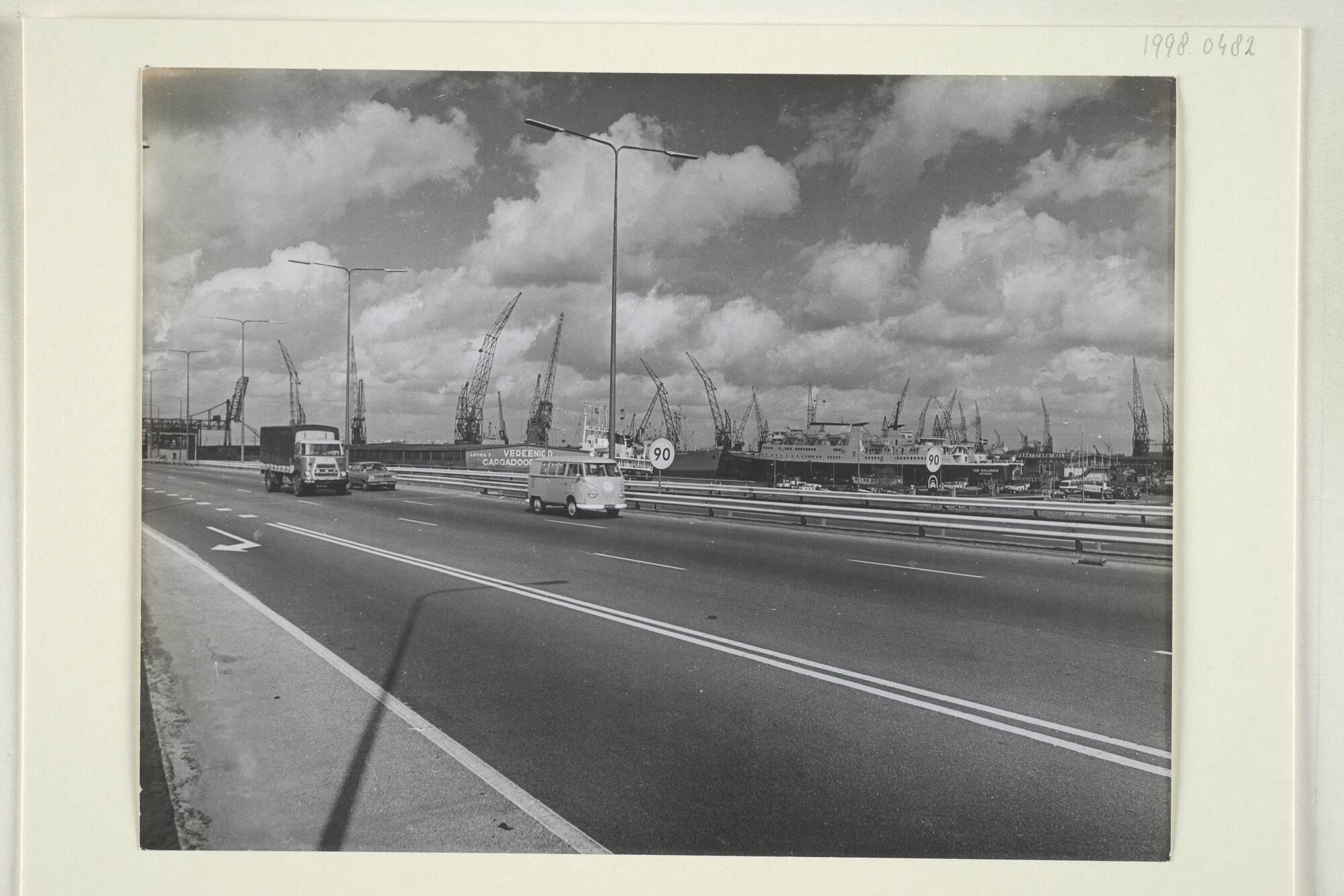 1998.0482; De Ferry Terminal VCK aan de Coenhaven gezien vanaf de ringweg; foto