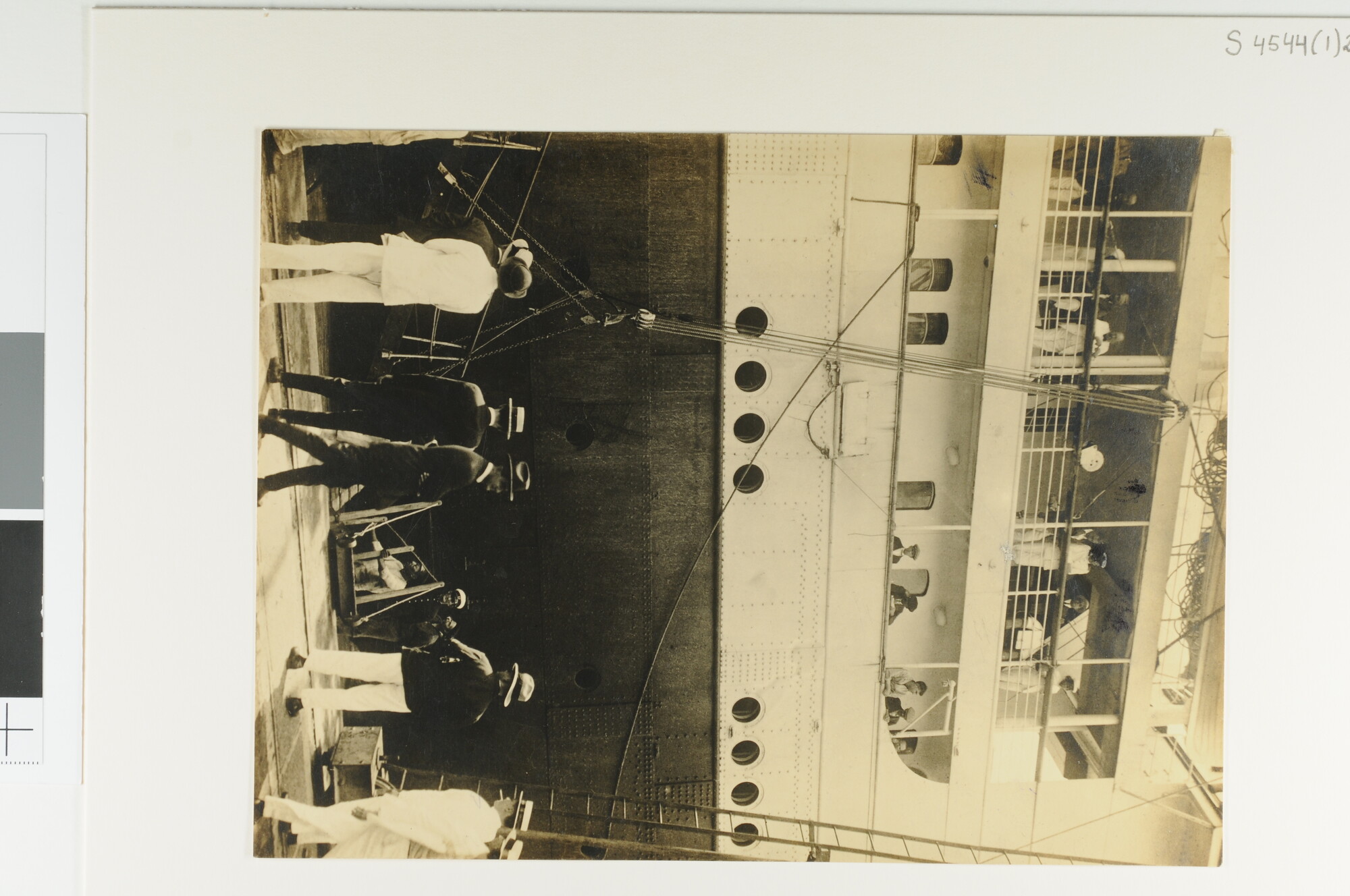 S.4544(01)2; Het passagiersschip ss. 'Gelria' van de Koninklijke Hollandsche Lloyd tijdens het afmeren in de haven van Pernambuco (Recife, Brazilië) oktober 1924; foto