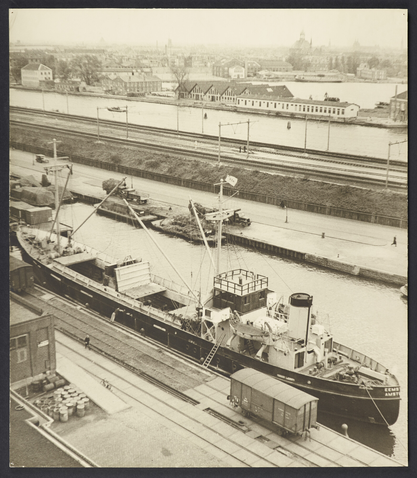 S.5232(28)03; Zwart-wit foto van het vrachtschip ms. Eemstroom aan de kade van de Zouthaven te Amsterdam; foto