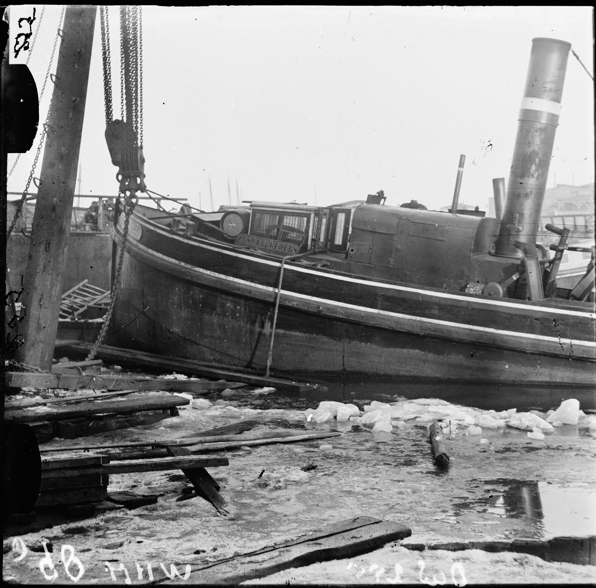 S.1156(06)129b4; Glasegatief van de stoomsleepboot Zes Gebroeders, gebouwd in 1882 op de werf van Meursing te Amsterdam; negatief
