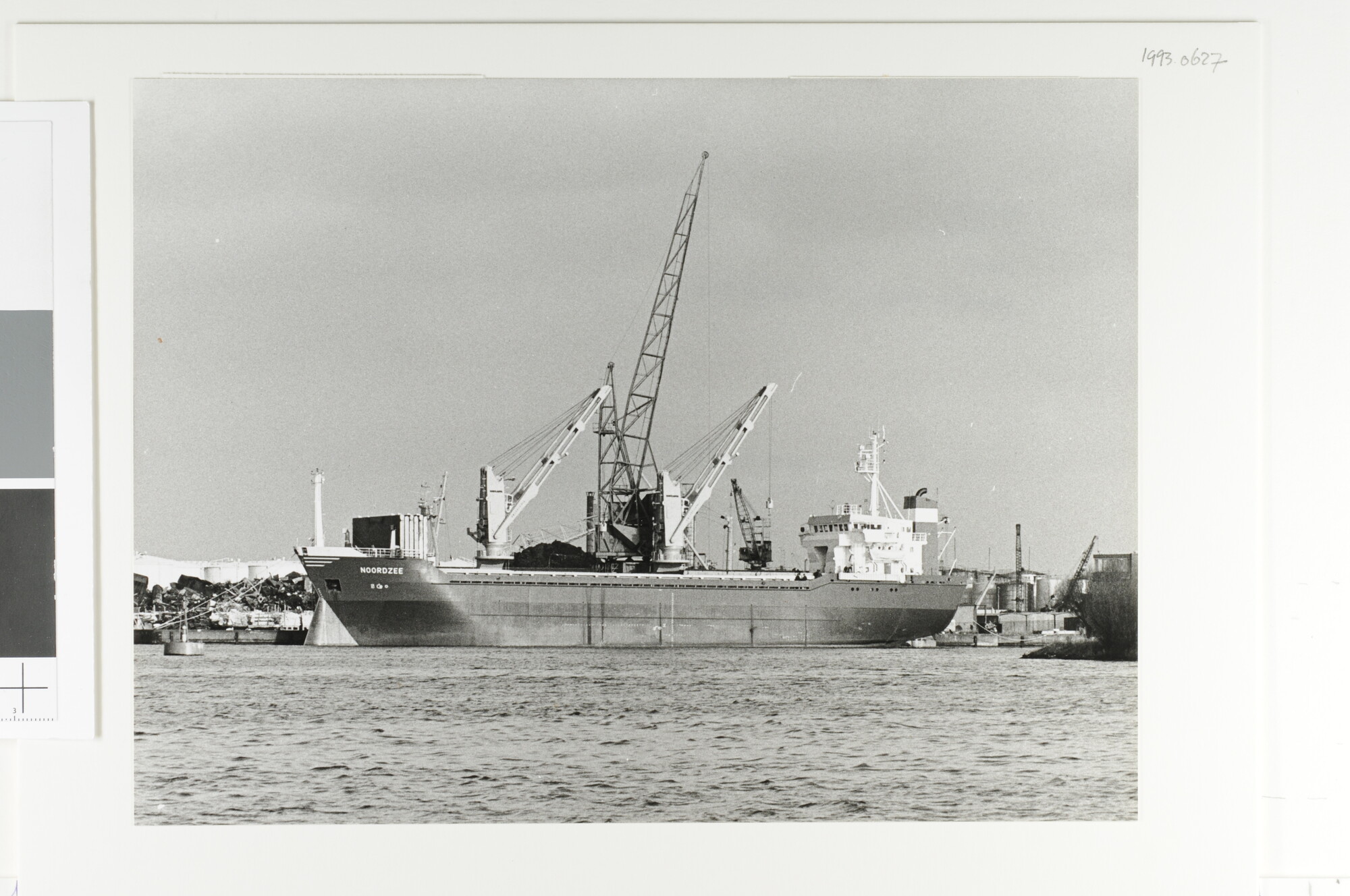 1993.0627; Foto's van het vrachtschip ms. 'Noordzee', liggende aan een kade; fotoreportage