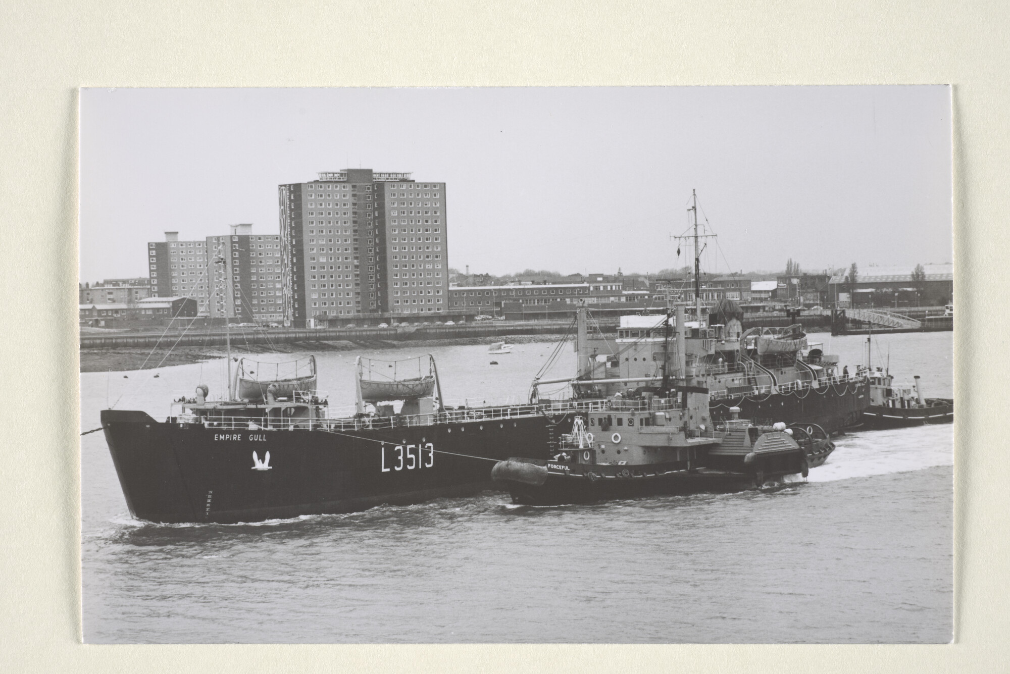 1997.4170; Het landingsvaartuig HMS Emprie Gull (LST 3515, ex- Trouncer LST 3523) verlaat Portmouth; foto