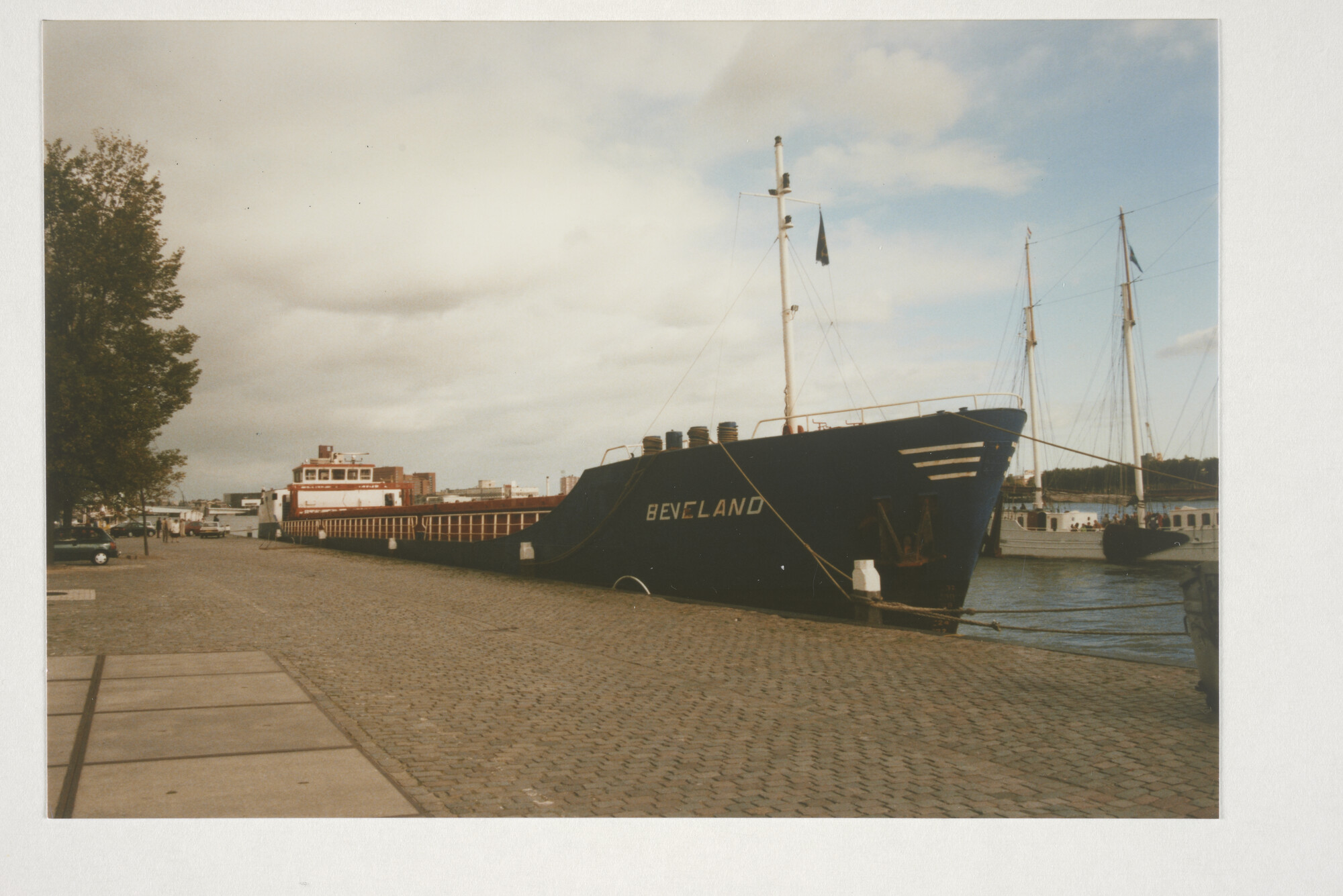 2000.0821; Kleurenfoto van de coaster ms. Beveland (ex- Elan en Vlieland) van Ditlecher Shipping C.V. te Rotterdam, gebouwd in 1982 bij G. Bijlsma & Zn; foto