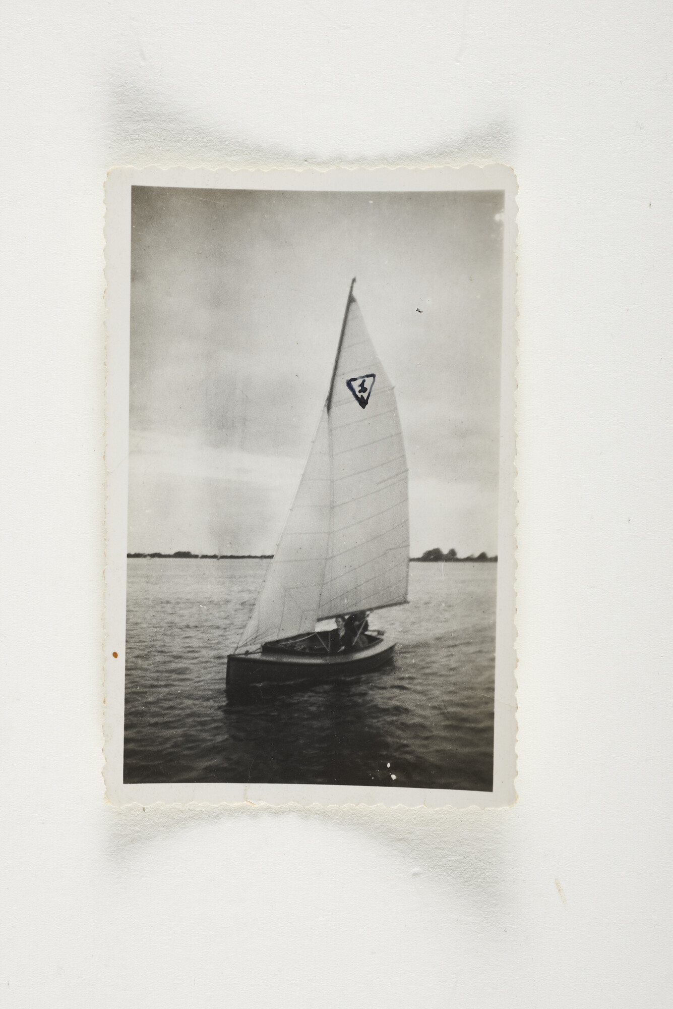 2012.1012; Zwart-wit foto van een zeilscheepje; foto