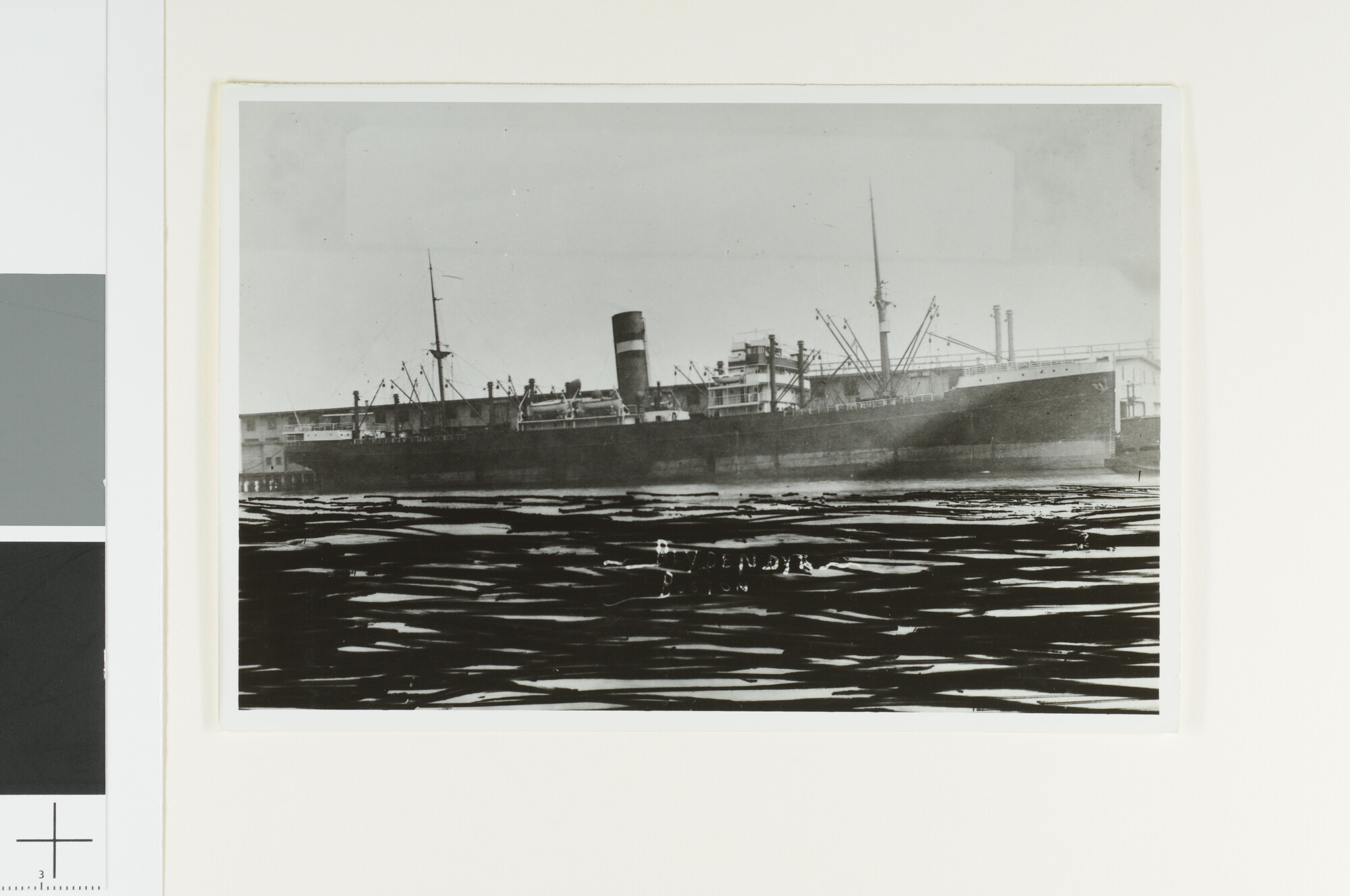 A.4744(15); Het vrachtschip ss. Blijdendijk van de Holland-Amerika Lijn aan een kade; foto