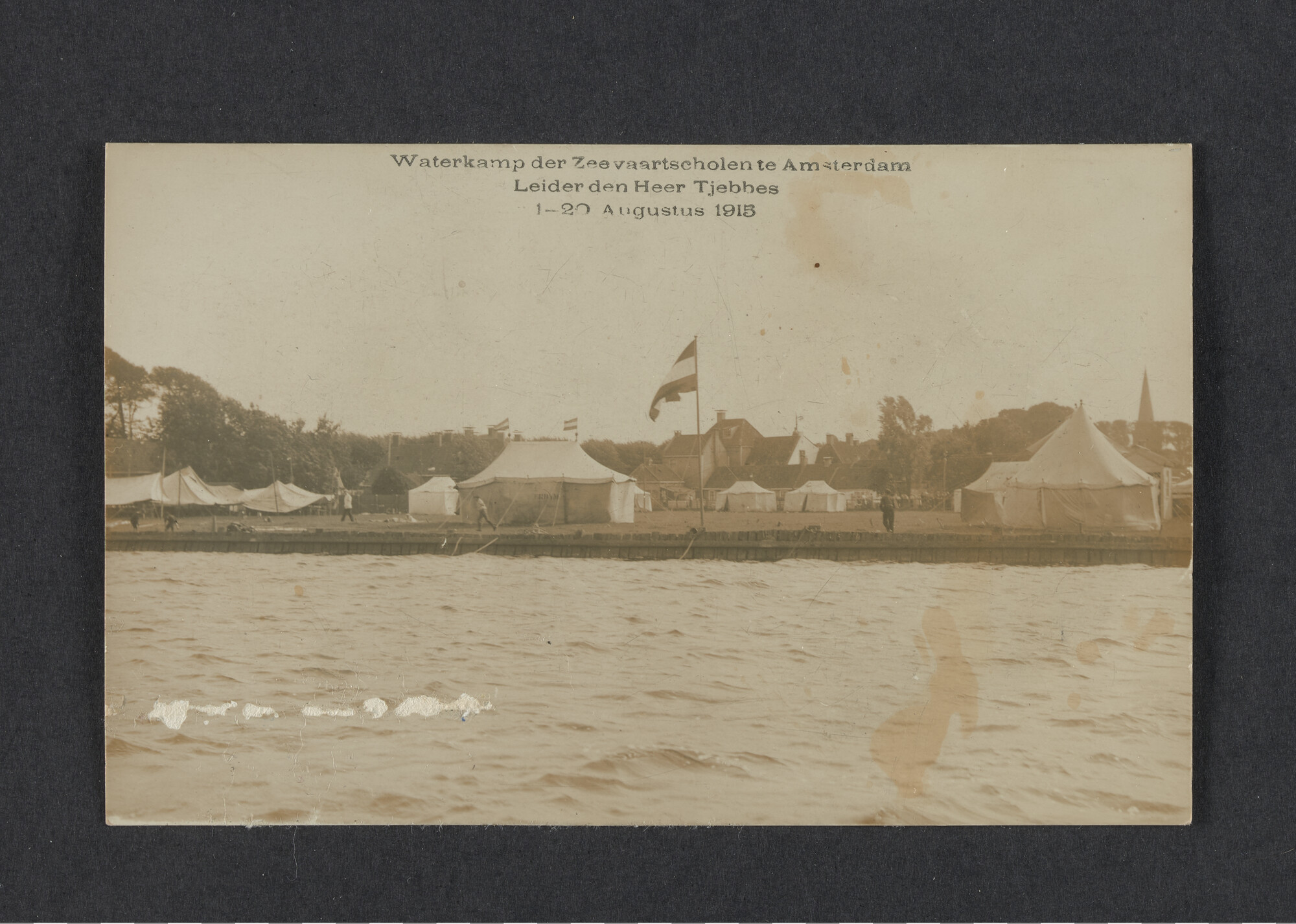 2022.0008; Zwart-wit foto van het eerste waterkamp voor jongens in Langweer (De Friese Meren) in 1915; foto