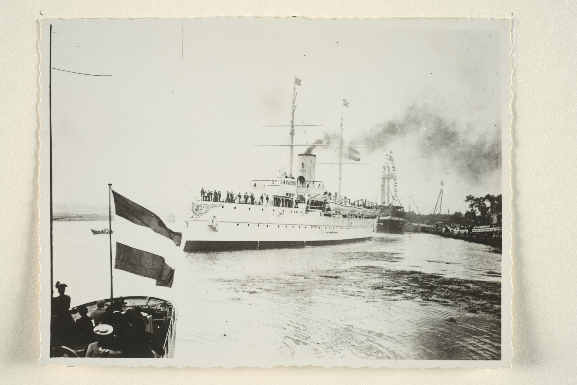 1994.7224; Het pantserschip Hr.Ms. Koningin Regentes; foto