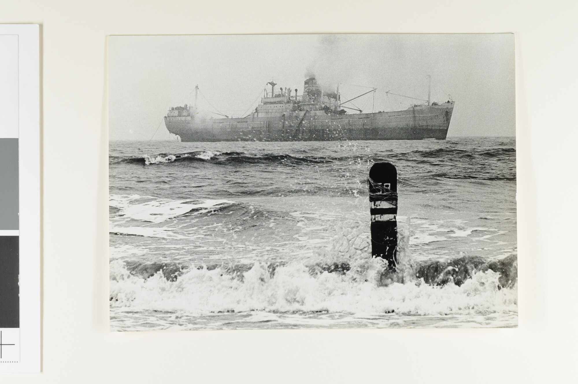 S.6408(0813); Losgetrokken Liberiaanse vrachtschip ms. Santa Kyriaki gezien vanaf het [...]; foto
