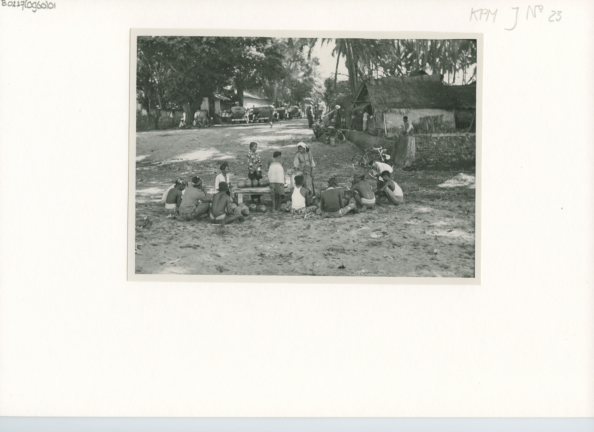 B.0227(0960)01; Foto van een klapperbar op het strand te Sanoer (Zuid-oost Bali); foto