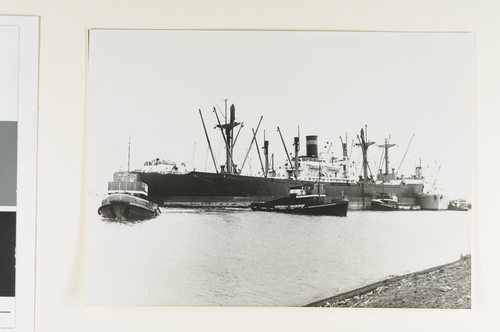 S.6408(0938); De aanvaring van het victoryschip ss. Averdijk (ex- Durham Victory) van de HAL in maart 1964 met het Panamese ss. Alexandra K in het Noordzeekanaal; foto