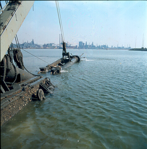 S.9100(5084); Dia van de zandzuiger 'Sloterdijk' te IJmuiden; diapositief