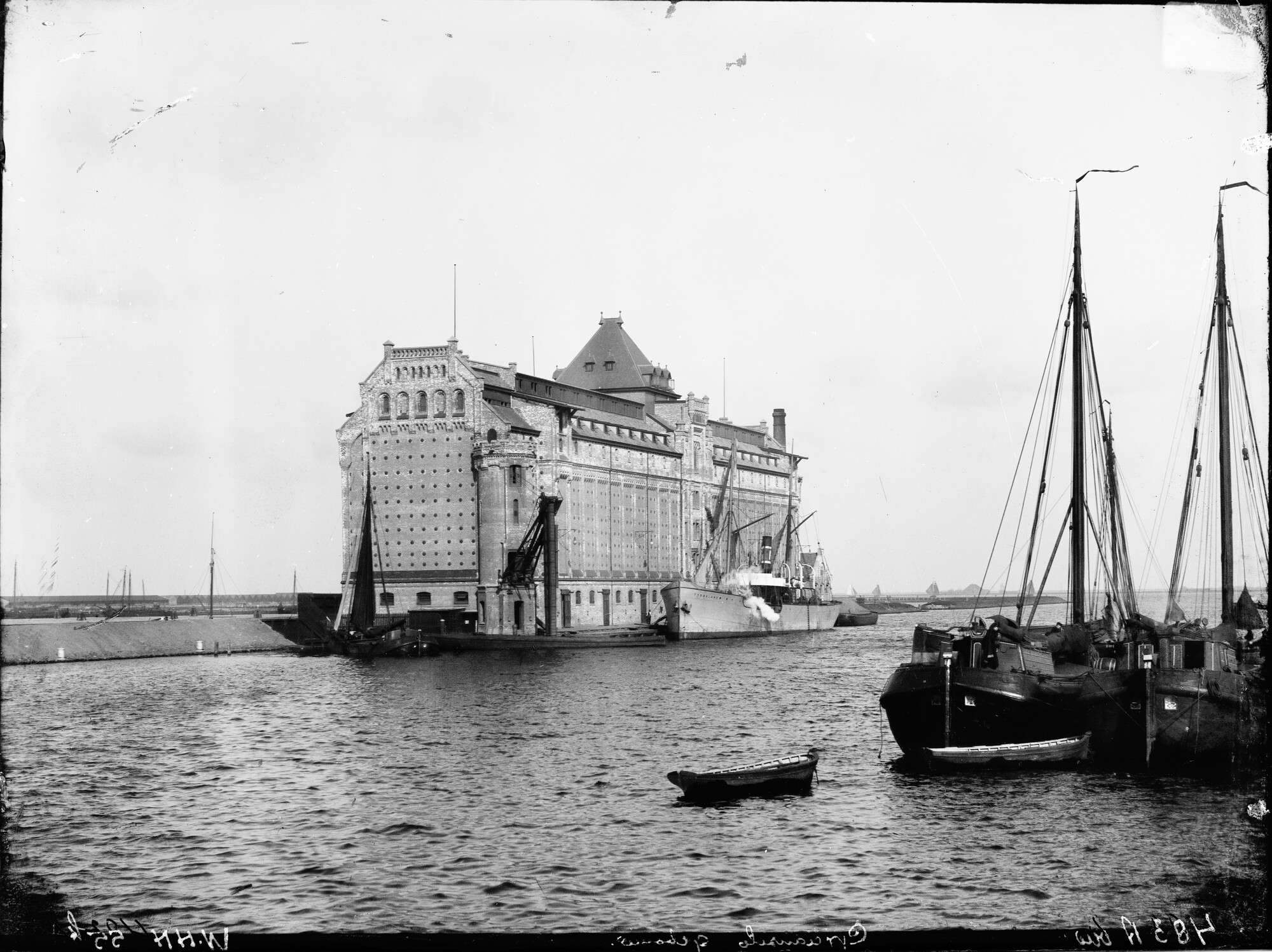 S.1156(06)121a2; Negatief van de Graansilo aan de Westerdoksdijk te Amsterdam met het 'Tijdskland' op de voorgrond; negatief