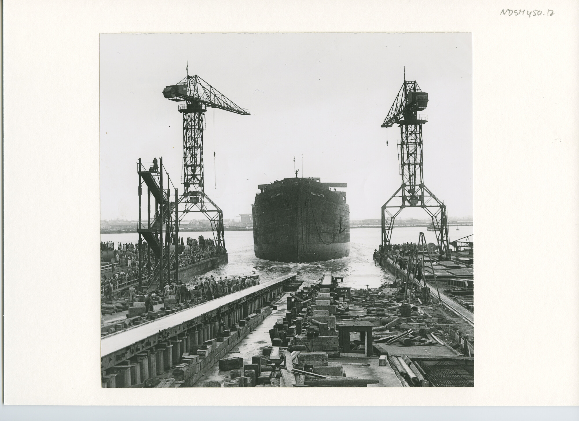 S.5444(2333)4; Foto van de tewaterlating van de tanker ts. Sylvan Arrow; foto