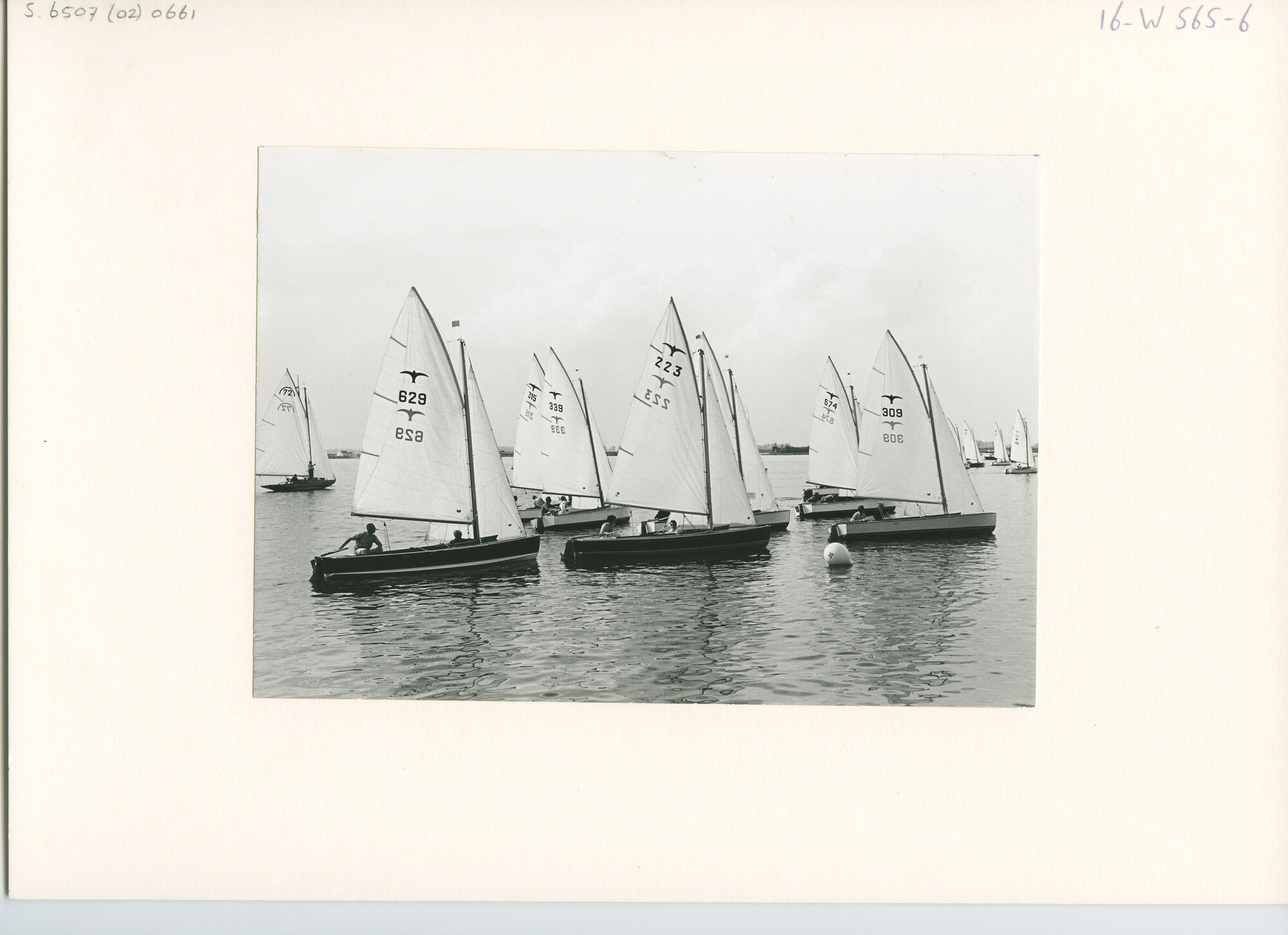 S.6507(02)0661.02; Zwart-wit foto van de Kaagweek en het Nederlands Kampioenschap Valkenklasse op het Sneekermeer 1968; foto