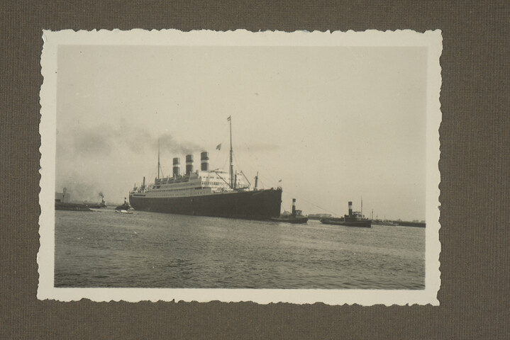 2001.1755; Omslag met vele foto's en knipsels van meest bergingsactiviteiten door Reederij v/h Gebroeders Goedkoop te Amsterdam in de periode 1929 / 1949; omslag