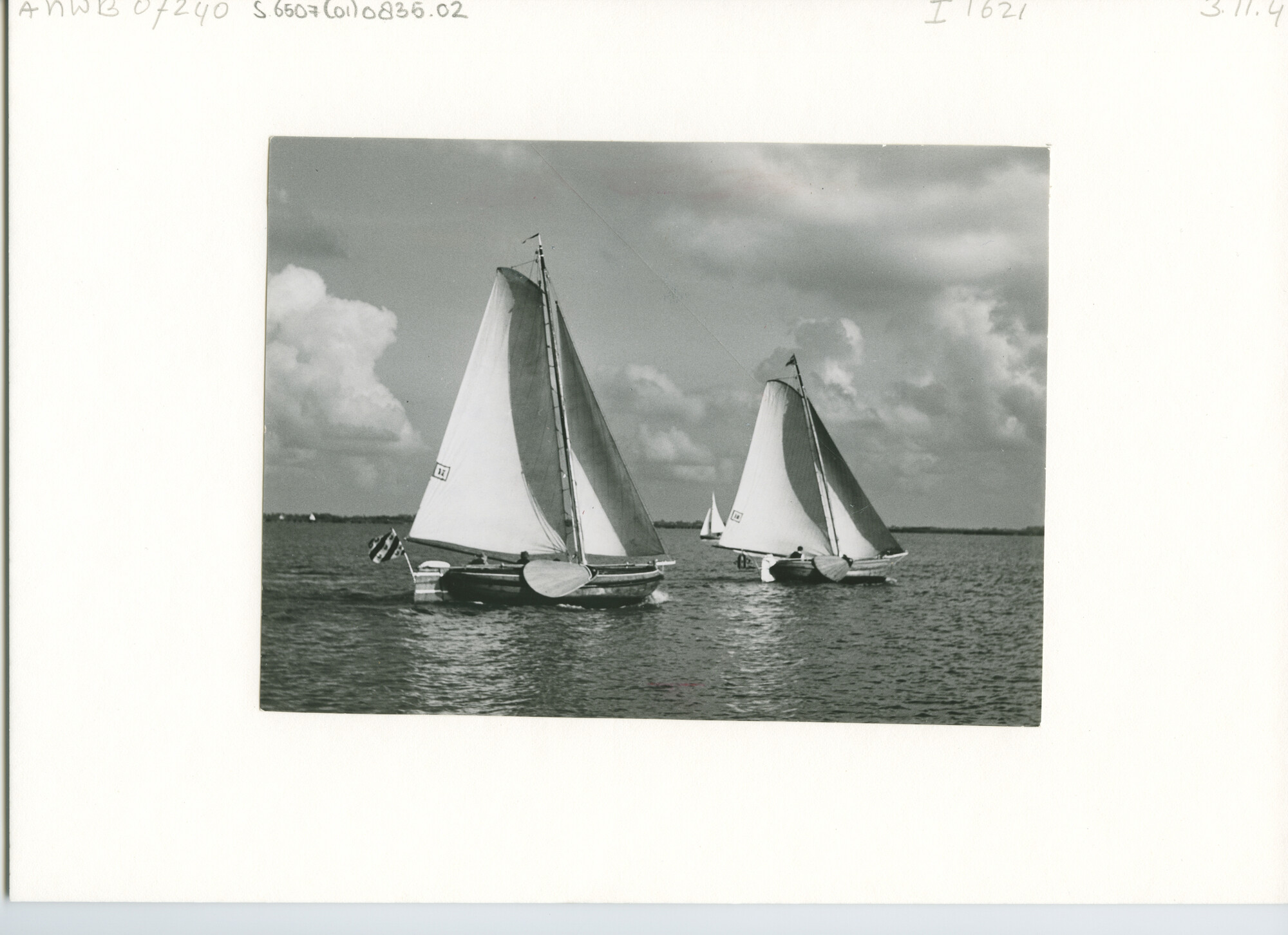 S.6507(01)0835.02; Foto van de Sneekweek 1956: wedstrijden voor ronde en platbodemjachten op het Sneekermeer; foto