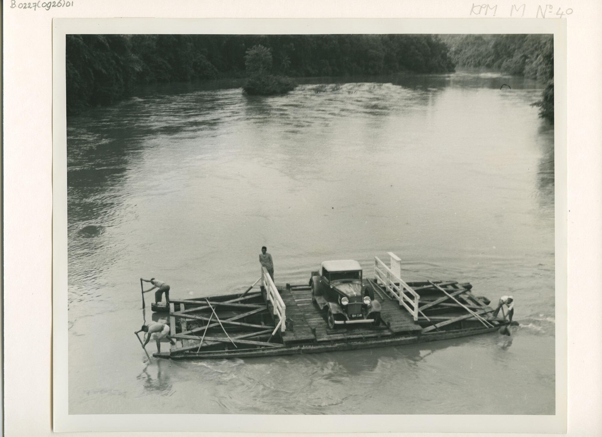 B.0227(0926)01; Foto van het vervoer van autos en personen per pont over een rivier in [...]; foto