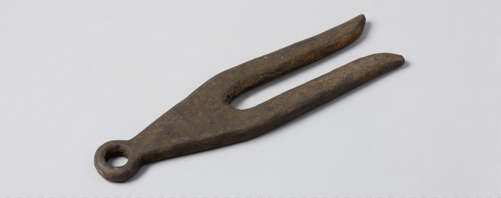 S.5930; Kettingstopper, ijzer, vorkvormig om tussen de schalmen van een ketting te steken; kettingstopper