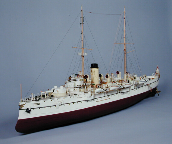 S.3013(01); Model van het pantserschip Hr.Ms. Jacob van Heemskerck; scheepsmodel
