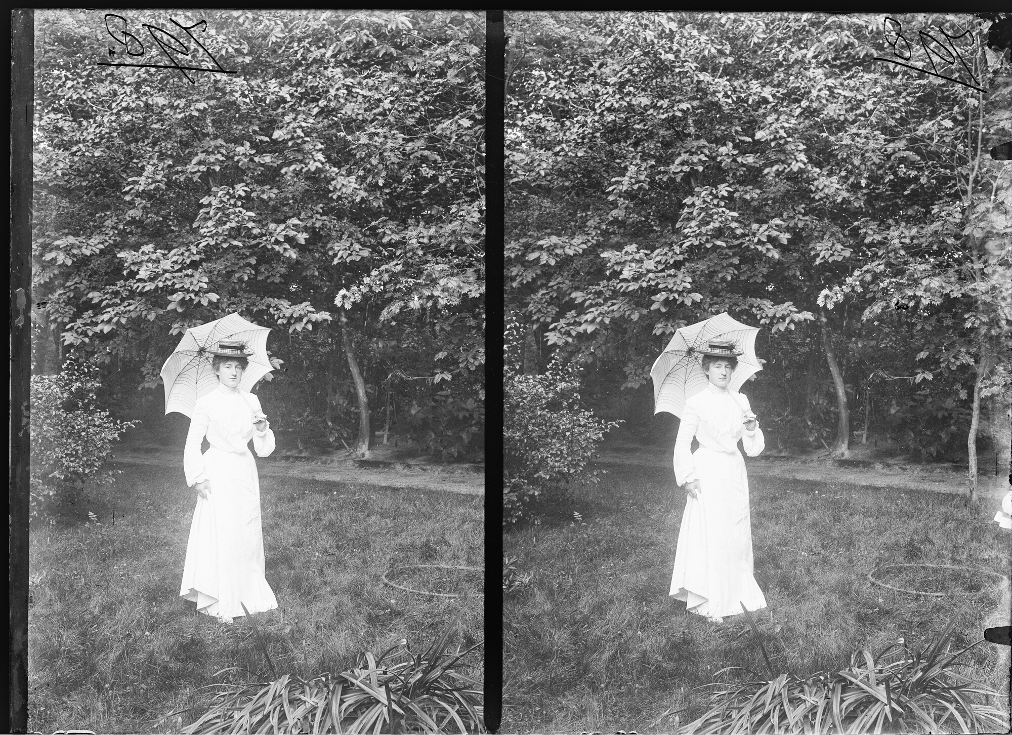 S.1156(06)398; Stereonegatief van een portret van Maria Meursing (1885) oudste dochter van Jan Frederik en Anthonia Korthals Altes, staand met parasol in de tuin; negatief