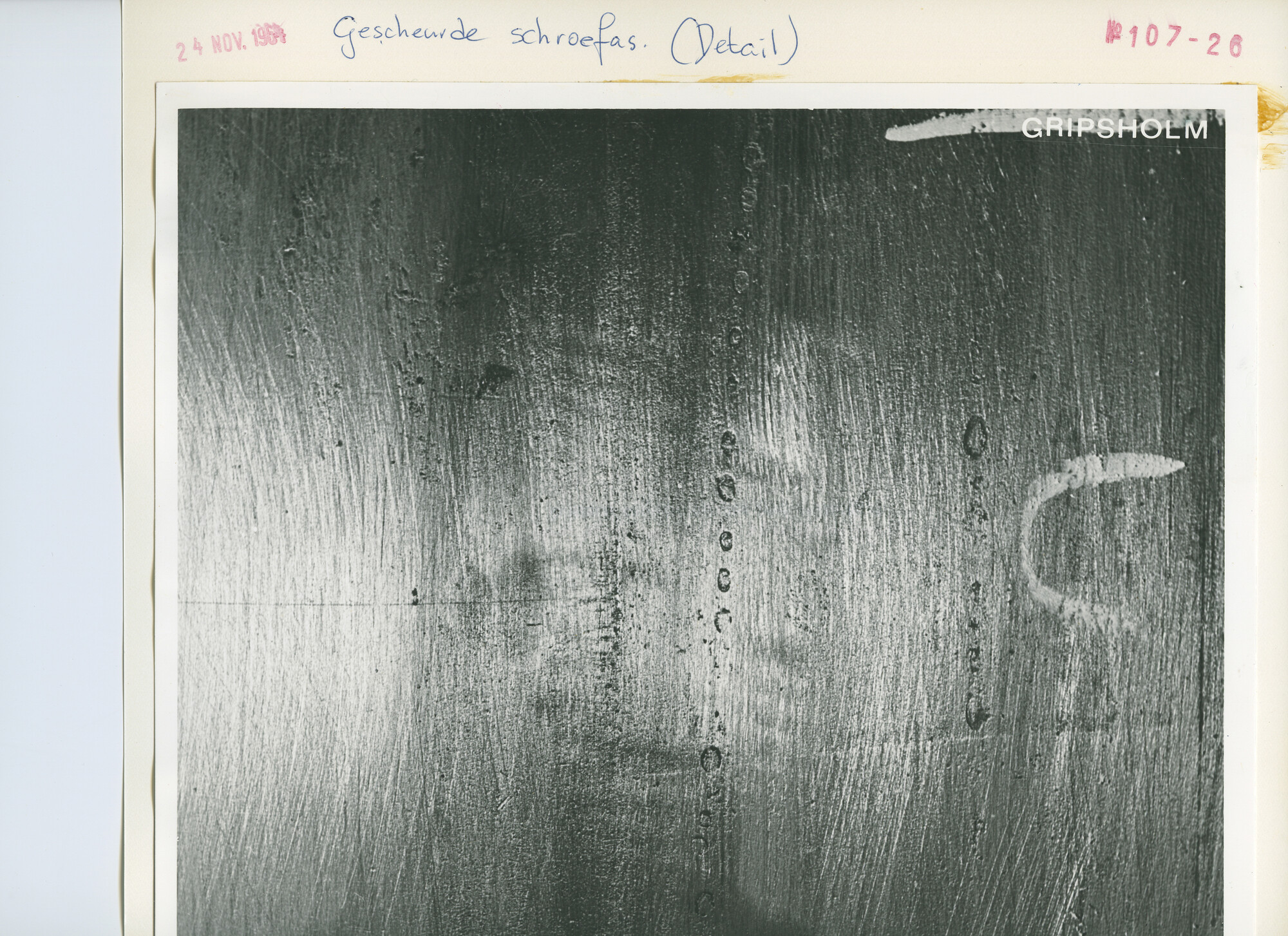 S.5444(4362)4; Foto van de gescheurde schroefas en cilinderdeksel van het Zweedse passagiersschip ms. Gripsholm; foto