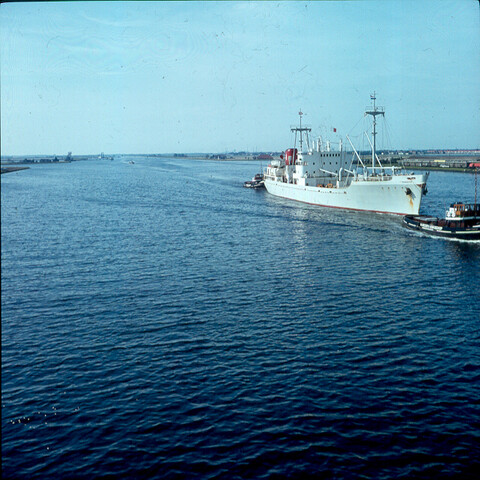 S.9100(1986); Dia van de Tunesische tanker ms. Monastir (ex- Saint Pierre) varende op [...]; diapositief