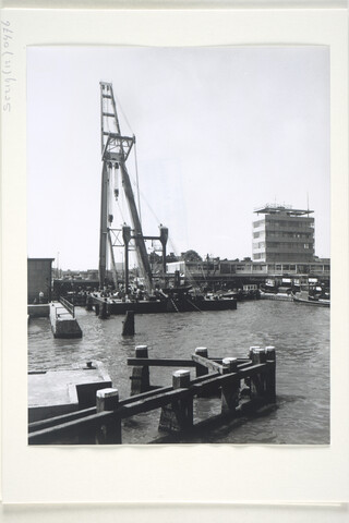S.5219(12)0476; Foto's van de drijvende bok 'Amsterdam' gebouwd op de ASM, afgemeerd naast het kantoor van de reder aan het IJ te Amsterdam; fotoreportage