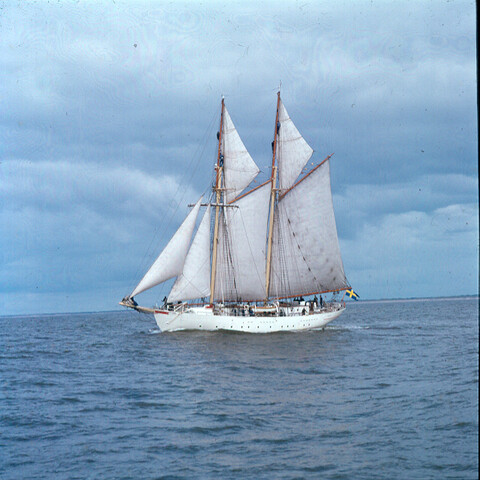 S.9100(4159); Dia van de Zweedse 2-mast gaffelschoener Falken bij een bezoek aan de haven van Amsterdam [...]; diapositief