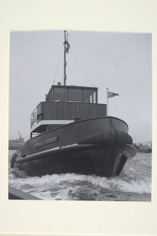 S.5219(12)0382; Foto's van de havensleepboot 'Petronella J. Goedkoop' (24), gebouwd op de ASM, gezien op het IJ te Amsterdam; fotoreportage
