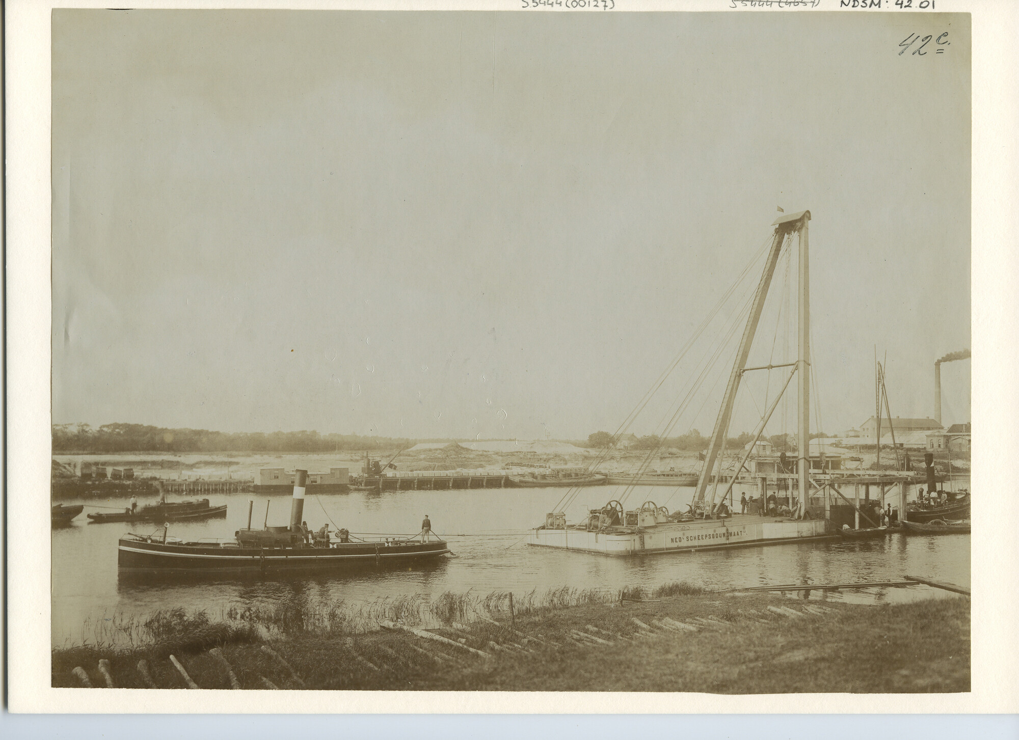 S.5444(0127)1; Foto van de caissons gebouwd door de NSM in opdracht van M.J. van Hattum te Sliedrecht; foto