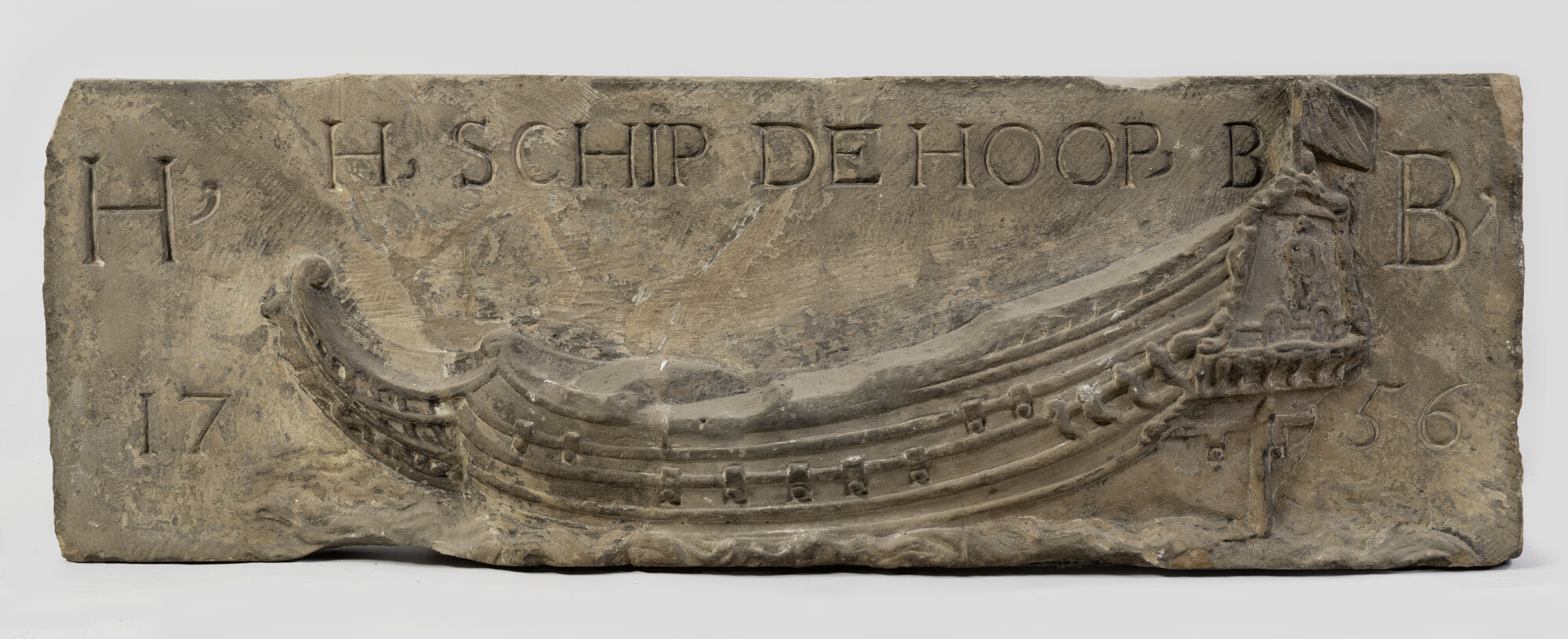 1989.0761; Gevelsteen met romp van zeeschip en opschrift: 'H Schip de Hoop' en 'HB' en '1756'; gevelsteen