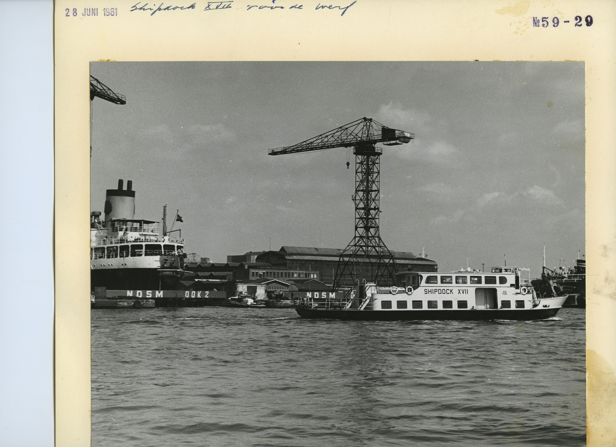 S.5444(3736)2; Foto van de personeelsboot Shipdock XVII en Shipdock XVIII; foto