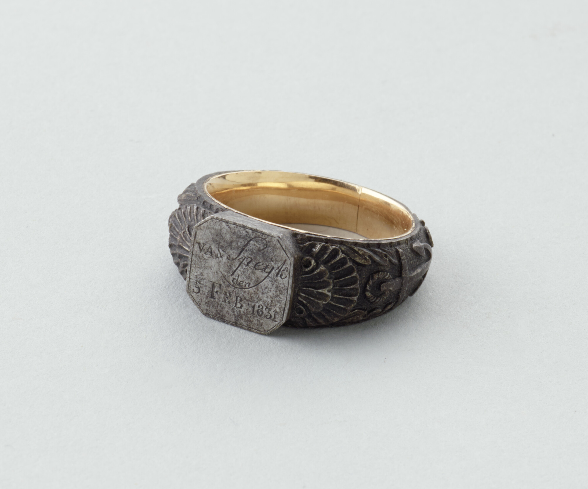 B.0209(04)2; Zegelring gemaakt van ijzer afkomstig van Kanonneerboot No 2 van J.C.J.  van Speijk, in een doosje met verklaring; ring