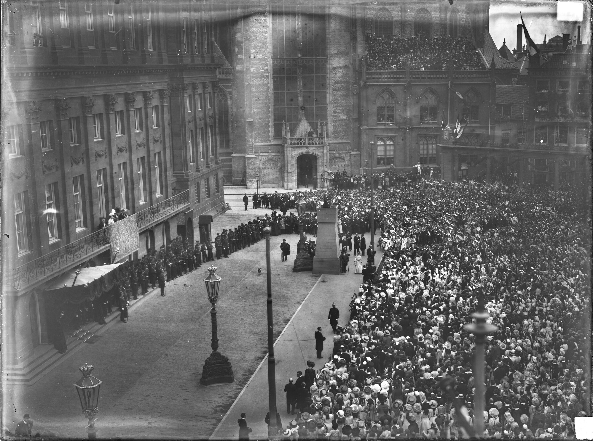 S.1156(06)128-10; Paleis op de Dam tijdens de inhuldigingsfeesten van koningin Wilhelmina te Amsterdam; negatief