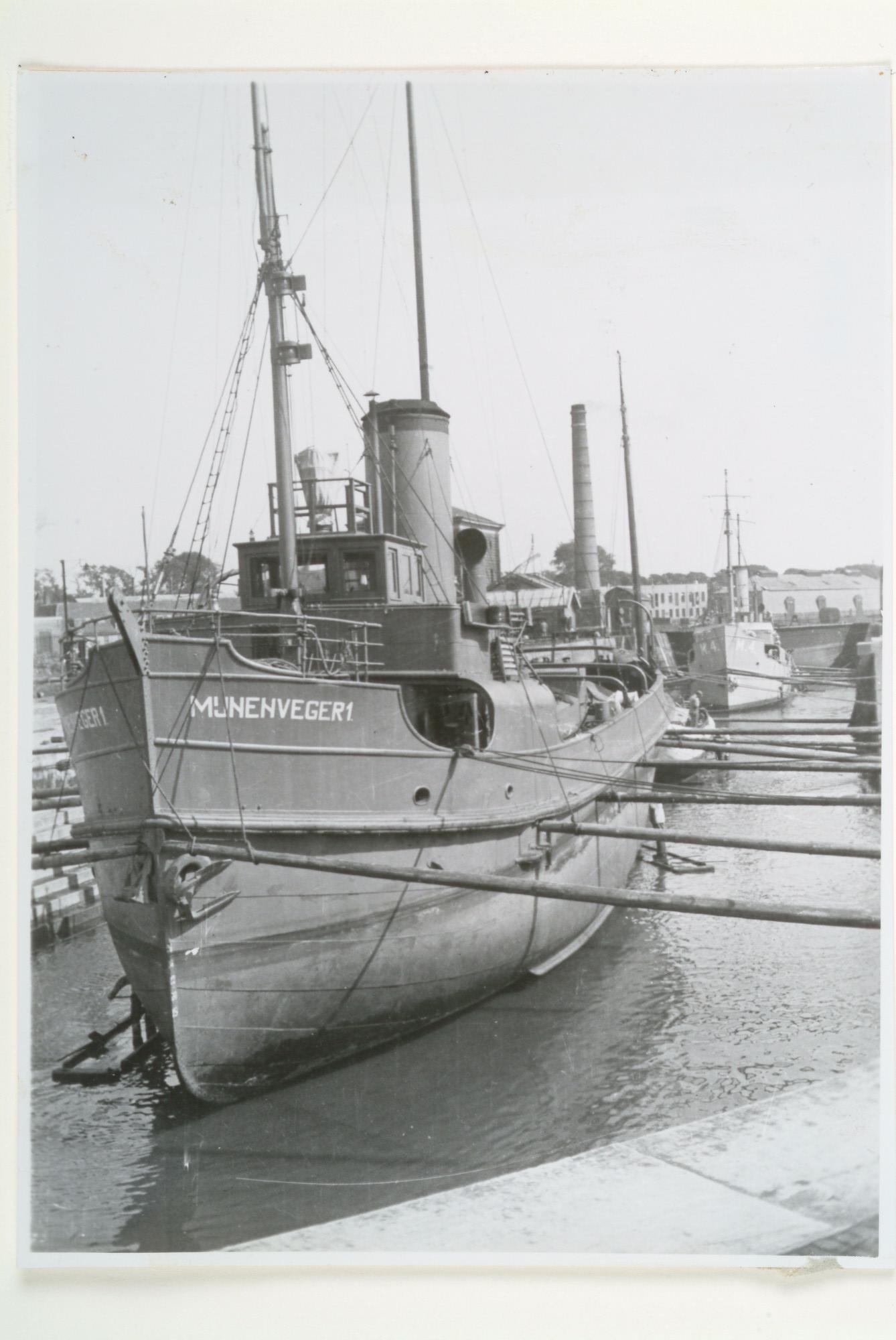 1994.7292; De mijnenveger Hr.Ms. 'Mijnenveger 1' (M 1), de in 1918 omgebouwde zeesleepboot 'Marie I', in het droogdok te Hellevoetsluis; foto