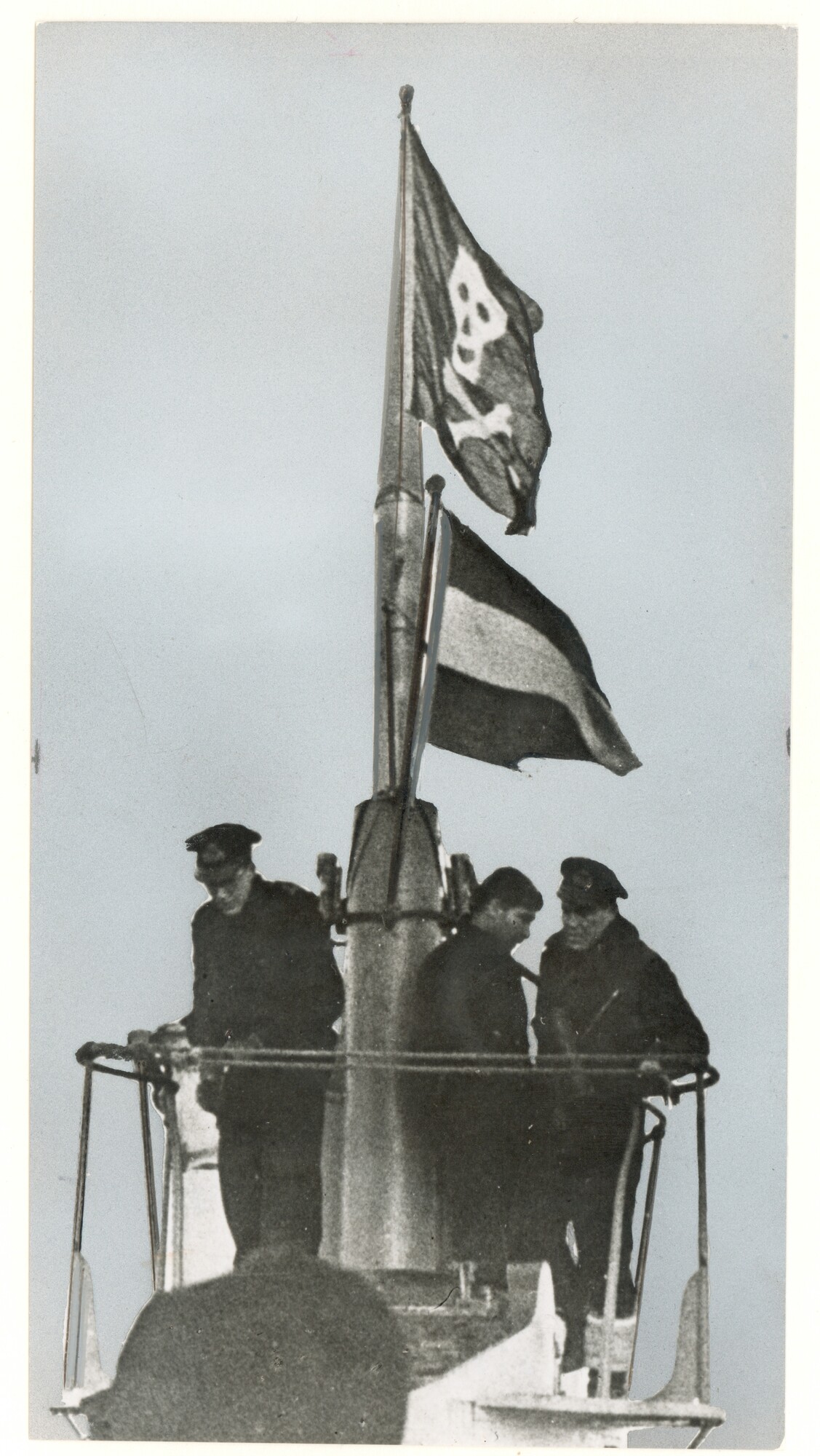 1993.0509; Periscoop met (zwarte) bloedvlag (met doodshoofd) en Nederlandse vlag; foto