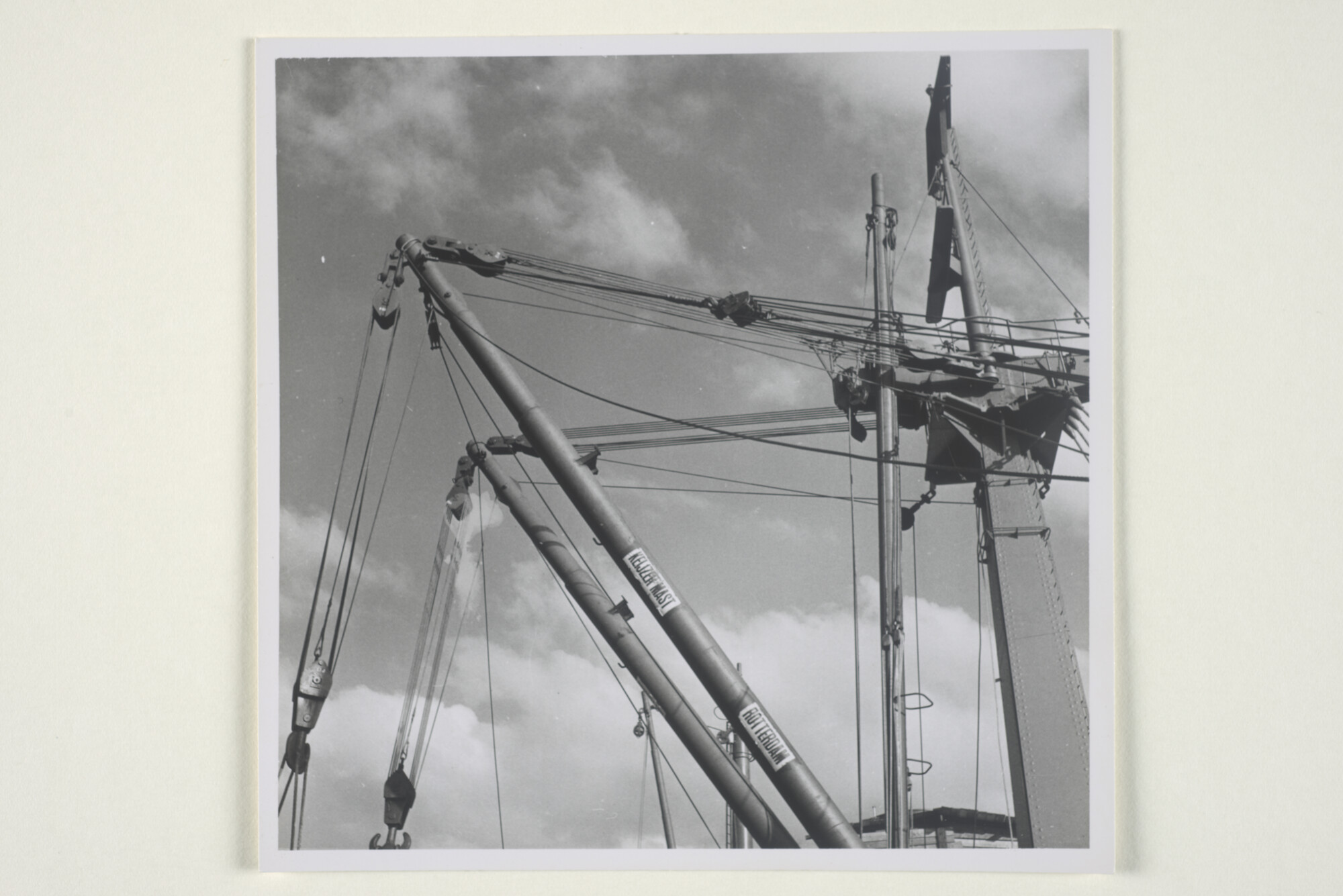 2000.1166; Foto's van de proefbelasting van de laadbomen en masten van ms. 'Batjan' van de SMN in aanbouw bij de werf van P. Smit Jr; fotoreportage