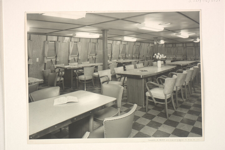 S.5219(12)0151; Interieurfoto van de eetzaal van het vracht- en passagiersschip ms. Lauro [...]; foto