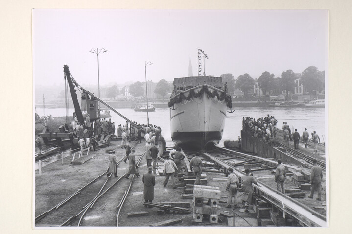 S.5219(12)0127; Foto's van de tewaterlating van de onder MDAP-voorwaarden gebouwde houten kustmijnenveger Hr.Ms. 'Rhenen' (M 844) bij de ASM te Arnhem; fotoreportage