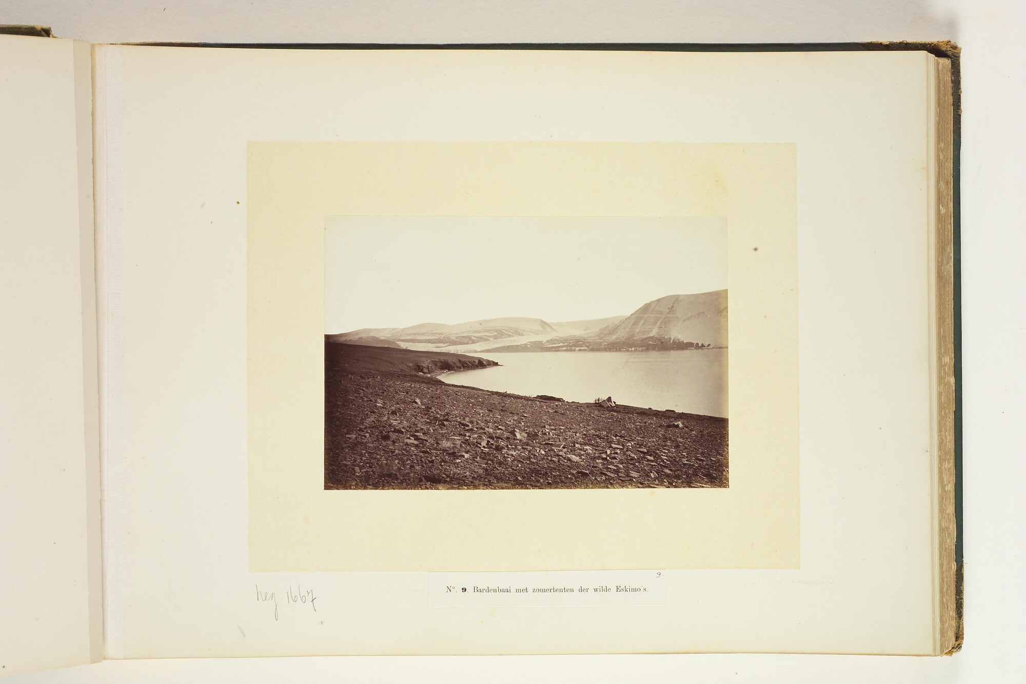 A.4325; Album met foto's van de noordpoolreis van de Pandora; fotoalbum