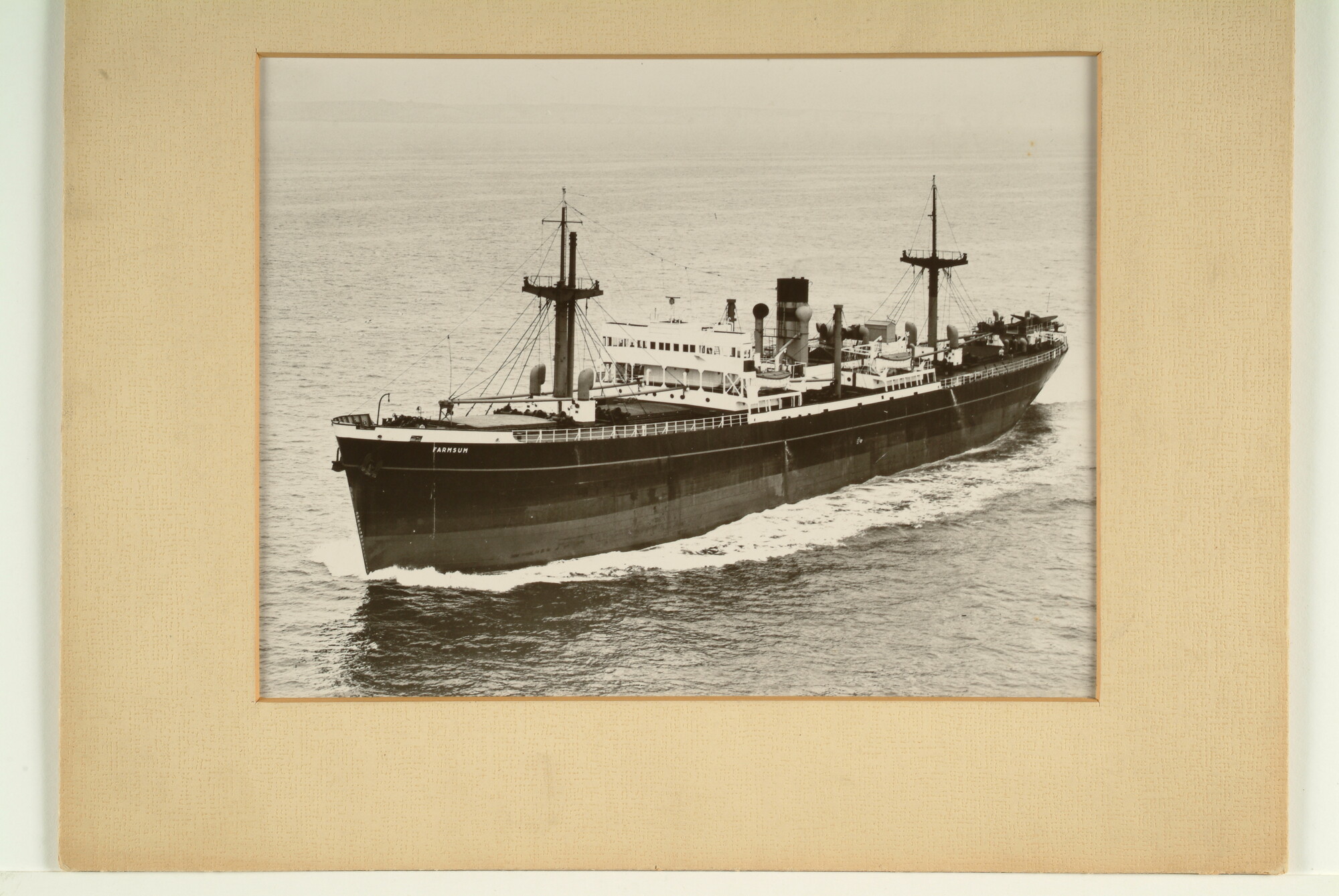 S.7143(1400); Luchtopname van vrachtschip Farmsum van de Stoomvaart Maatschappij Oostzee; foto