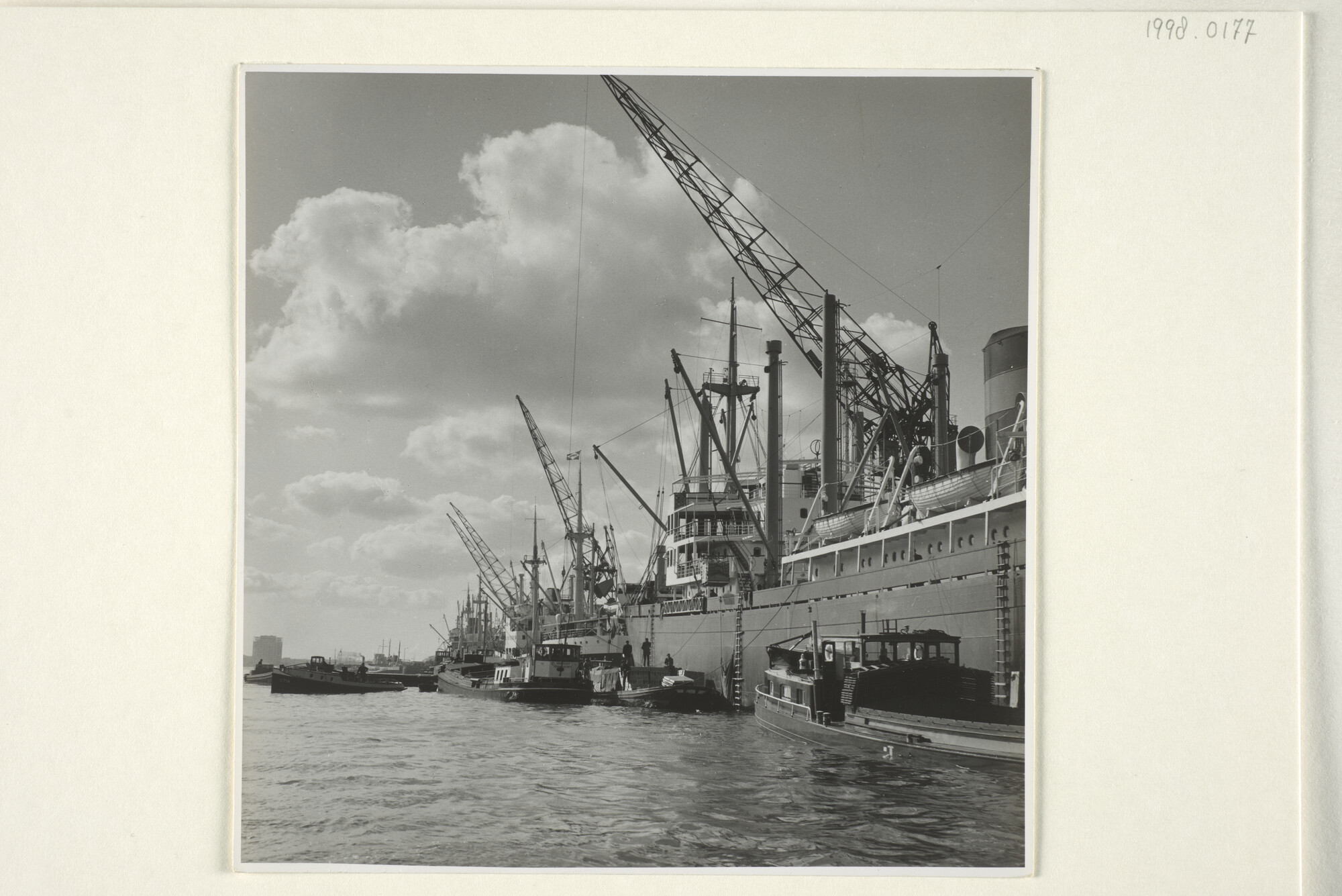 1998.0177; Fotos van het vrachtschip ms. Hoogkerk van de VNS afgemeerd aan de Javakade te Amsterdam; fotoreportage
