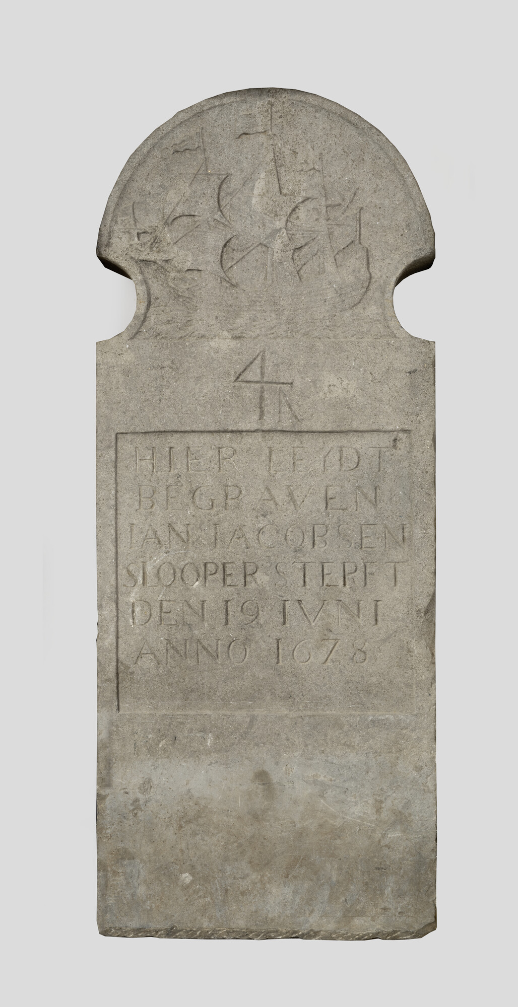 A.0125(41); Grafsteen met een afbeelding van een pinas; grafsteen
