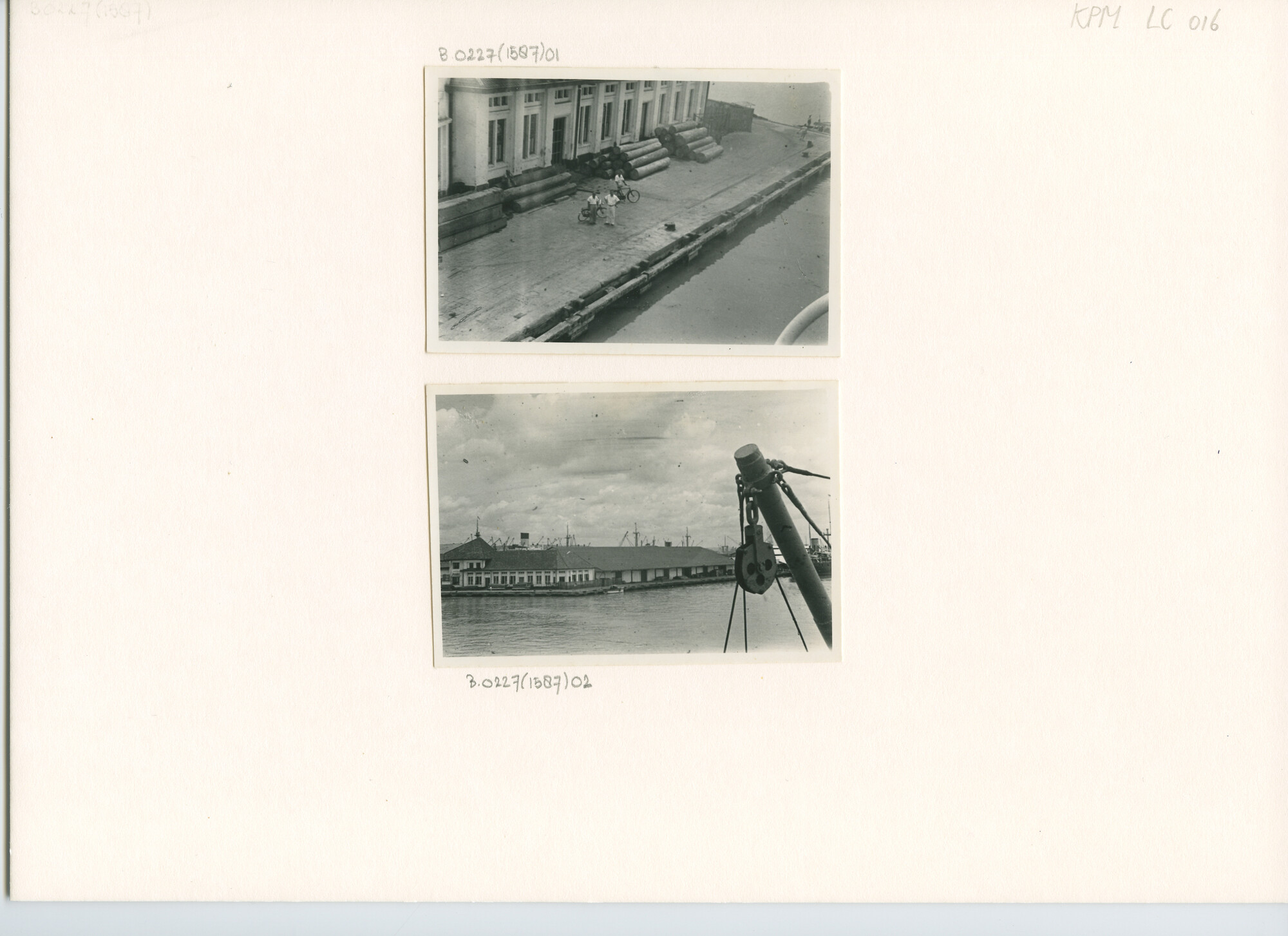B.0227(1587)02; Havengezichten te Tandjoeng Perak (Soerabaja): de IJmuidenkade; foto