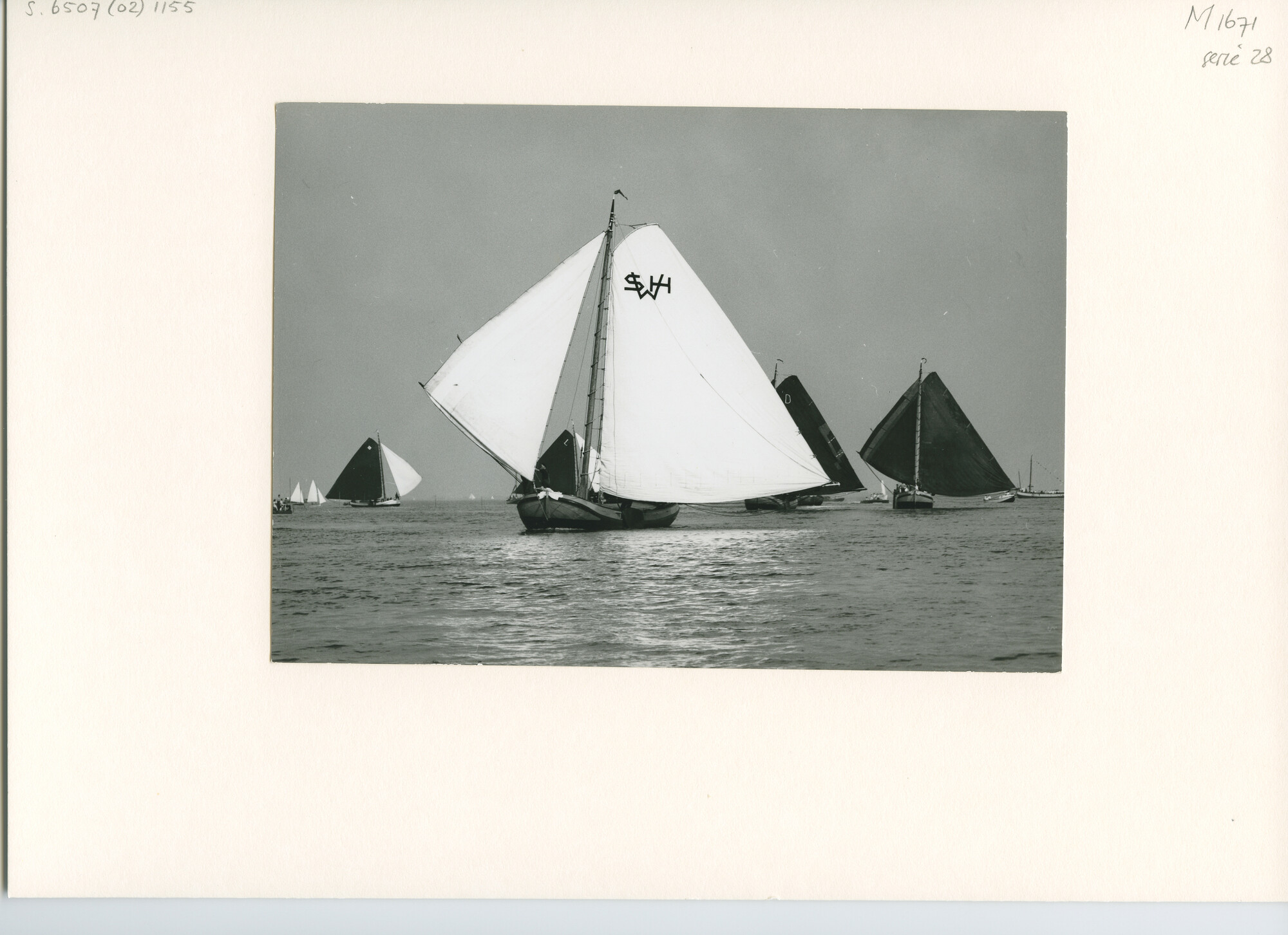 S.6507(02)1155.02; Zwart-wit foto van het skûtsjesilen op de Fluessen bij weinig wind.; foto