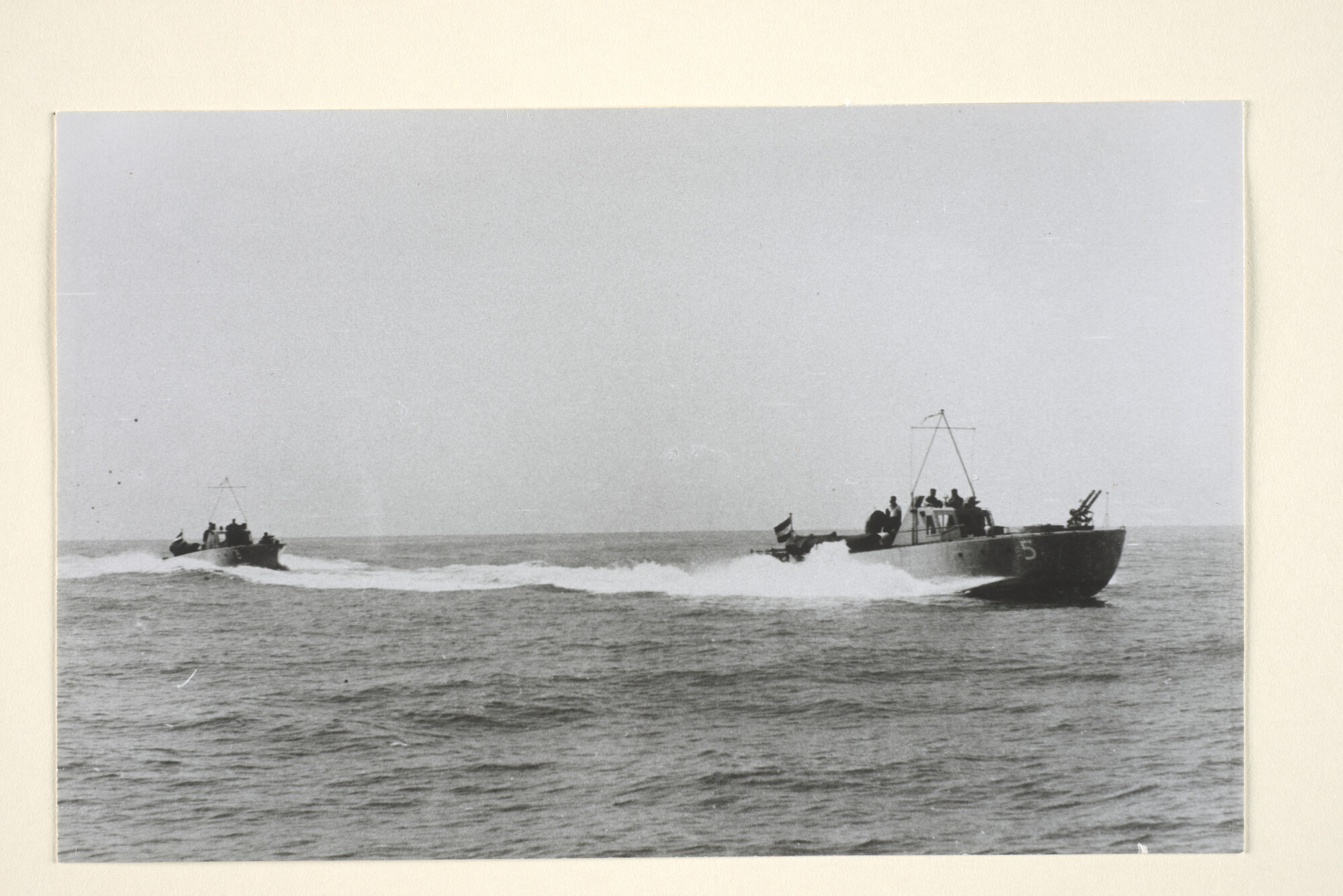 1995.1303; Reproductiefoto's van motortorpedoboot 'TM 5' tijdens oefeningen in de Indische wateren; fotoreportage