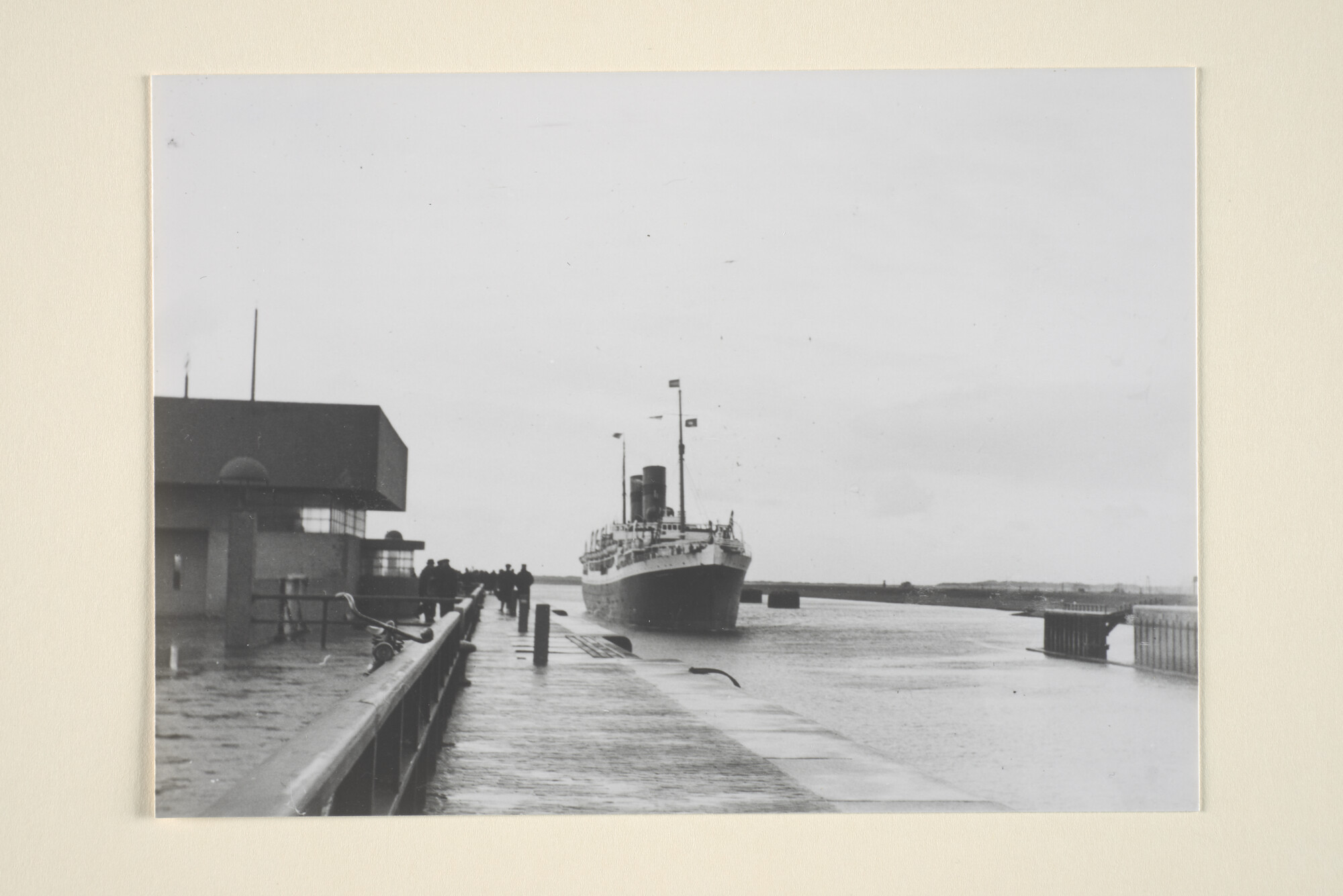 1995.5512; Aankomst van het passagiersschip ss. 'Tubantia' van de Koninklijke Hollandsche Lloyd in de sluis van IJmuiden, op weg naar zee; foto