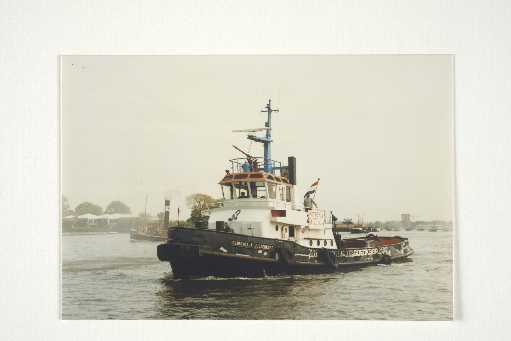 2001.1685; Met de NIB in de WW. Bezetting en demonstratie door het personeel van [...]; fotoreportage