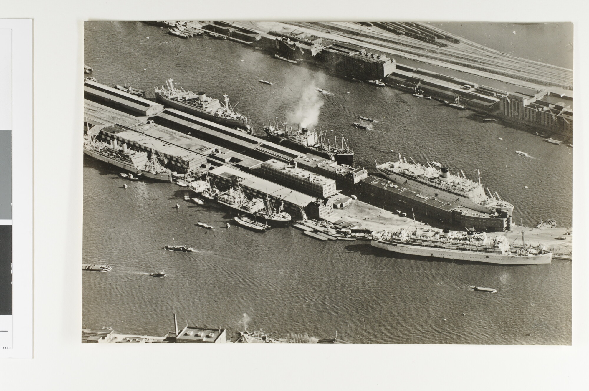 S.7322(02); Een luchtfoto van het Etablissement van de SMN te Amsterdam; foto